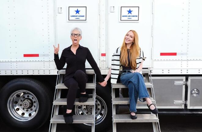 Desde el set de ‘Un Viernes De Locos 2’, Jamie Lee Curtis y Lindsay Lohan anuncian el inicio de las grabaciones de la película.