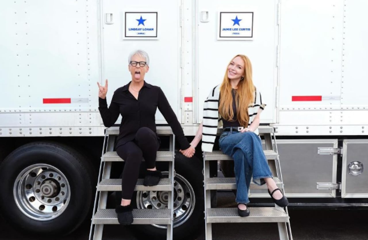 Desde el set de ‘Un Viernes De Locos 2’, Jamie Lee Curtis y Lindsay Lohan anuncian el inicio de las grabaciones de la película.
