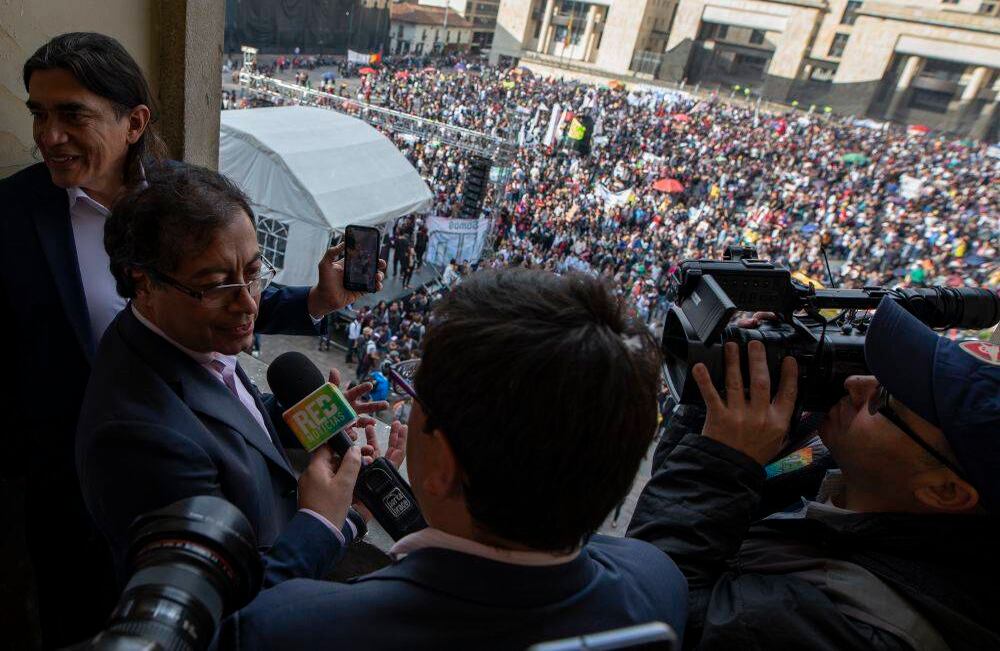 Un trino del senador y su discurso en la marcha de la educación pública le ganó críticas que lo calificaron como oportunista. Pero en las mismas redes hubo quienes lo defendieron, explicando que los estudiantes lo invitaron a participar y que él no quiso apropiarse de la manifestación. Foto: Esteban Vega / SEMANA