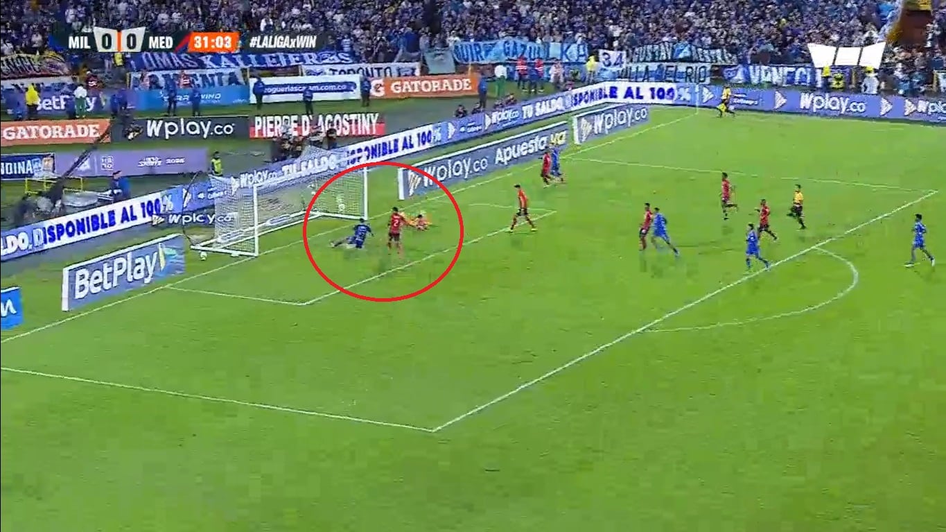 Momento en que Rodrigo Contreras falla el gol.