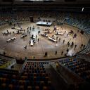 Las personas hacen fila y emiten sus votos en una mesa de votación instalada en el Tarraco Arena Plaza, una antigua plaza de toros de Tarragona, durante las elecciones regionales catalanas en Tarragona, España, el domingo 14 de febrero de 2021. Más de cinco millones de votantes están llamados a la encuesta el domingo en el noreste de Cataluña de España para una elección que medirá el impacto de la pandemia de coronavirus en el movimiento secesionista de la región inquieta. Foto: AP / Emilio Morenatti.