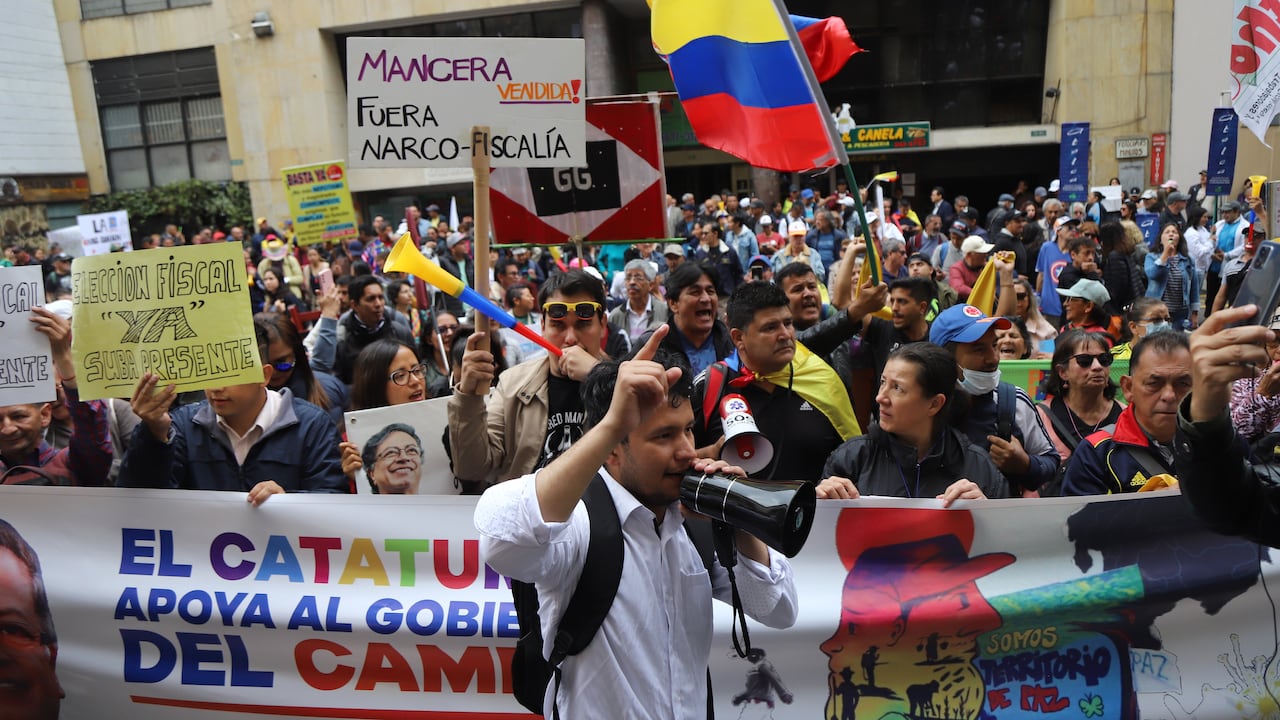 La situación se salió de control, pues, luego de casi 4 horas de asedio, el Esmad tuvo que intervenir en la tarde de este jueves.
