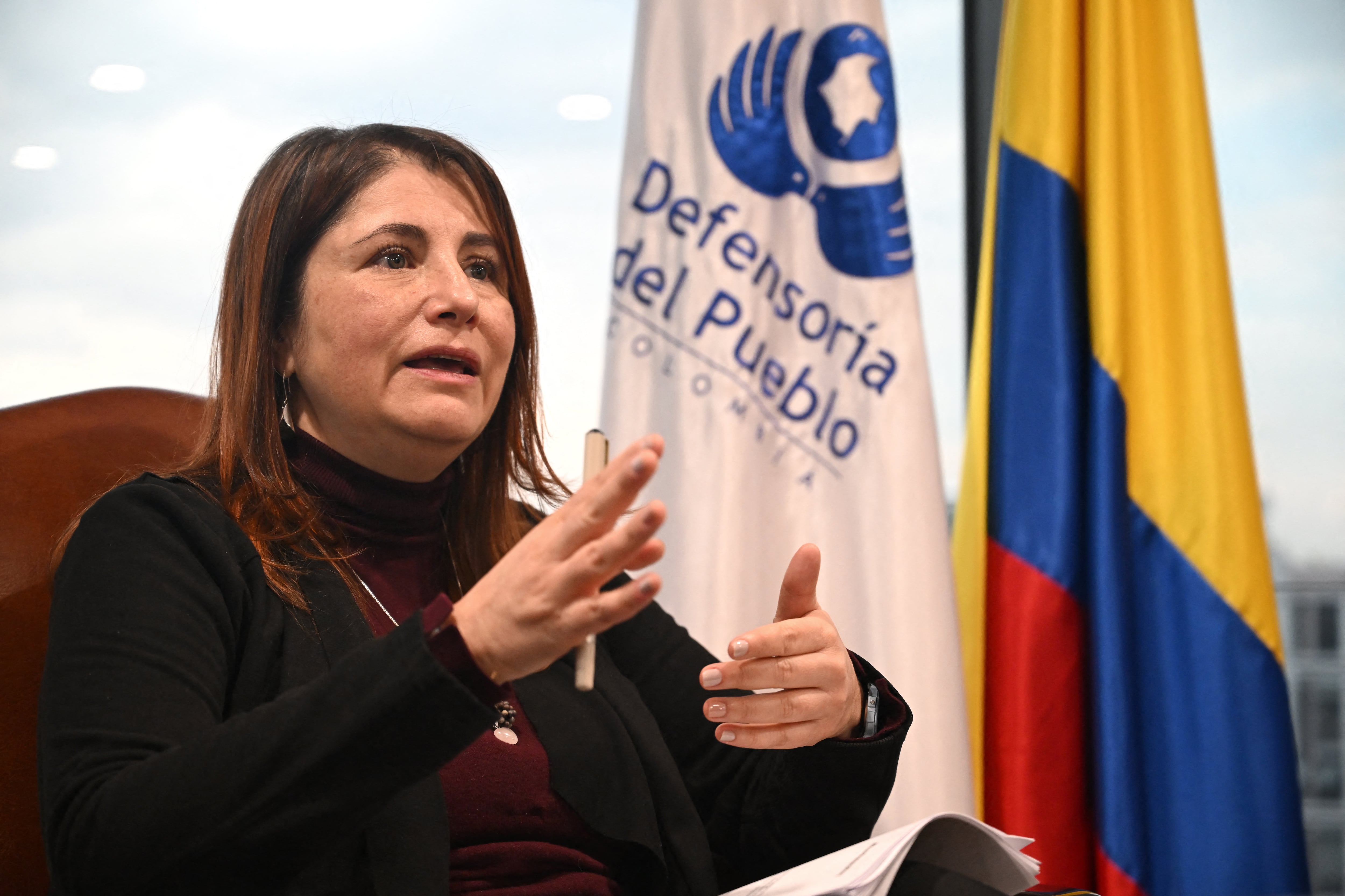 La Defensora del Pueblo de Colombia, Iris Marín Ortiz, gesticula mientras habla durante una entrevista con AFP en la sede de la Defensoría en Bogotá el 6 de octubre de 2025. Nueve años después de la firma del acuerdo de paz con las FARC, Colombia enfrenta un claro deterioro de la situación humanitaria como resultado de una gravísima tendencia a la expansión de los grupos armados, advirtió la Defensora del Pueblo de Colombia, Iris Marín Ortiz, en una entrevista con AFP el lunes. (Foto de Raúl ARBOLEDA / AFP)