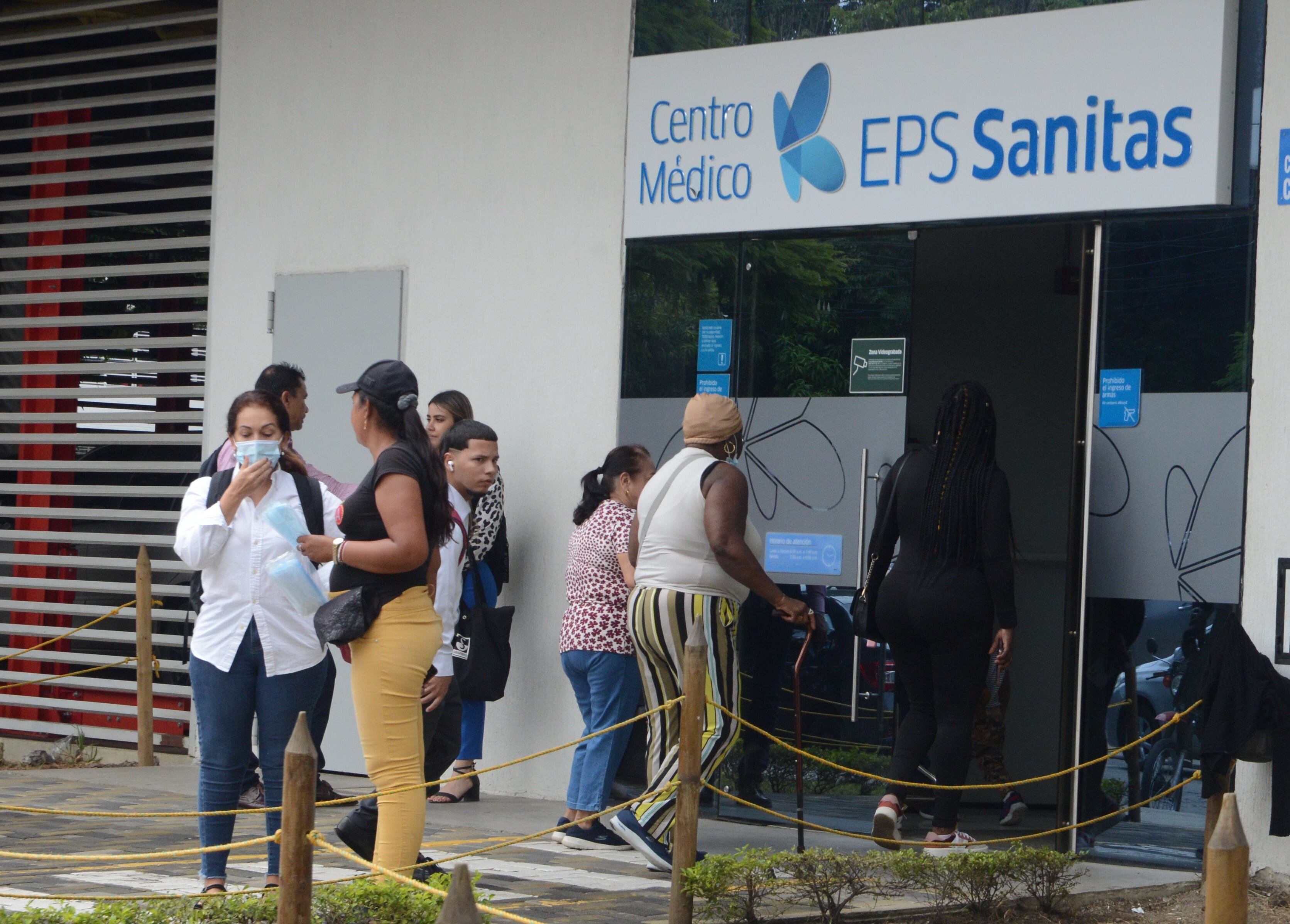Cali: Desde el 15 de noviembre dejara de suministrar medicamentos a miles de usuarios de Sanitas debido a una millonaria deuda por parte de la EPS, ha generado preocupación en el país por parte de los afiliados. foto José L Guzmán. El País oct 31-23