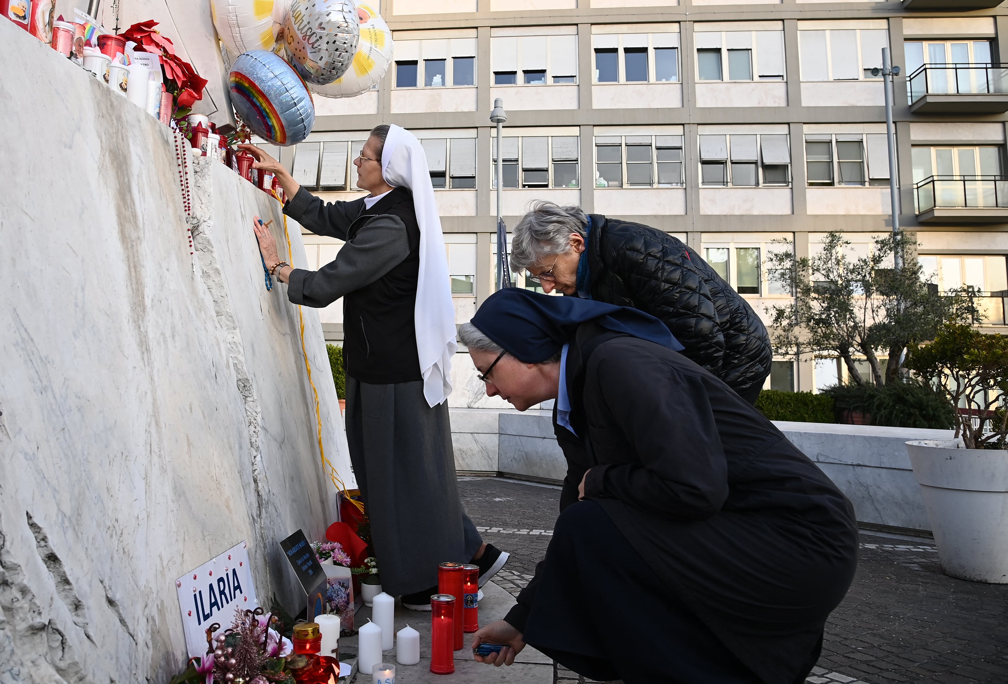 Decenas de personas se han congregado a las afueras del Policlínico de Roma para orar por la recuperación del papa Francisco.