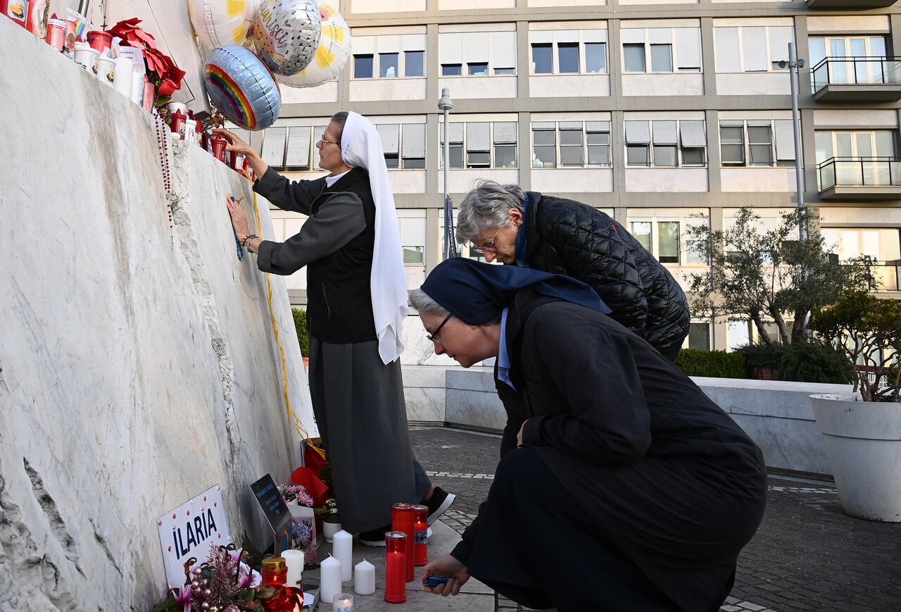 Decenas de personas se han congregado a las afueras del Policlínico de Roma para orar por la recuperación del papa Francisco.