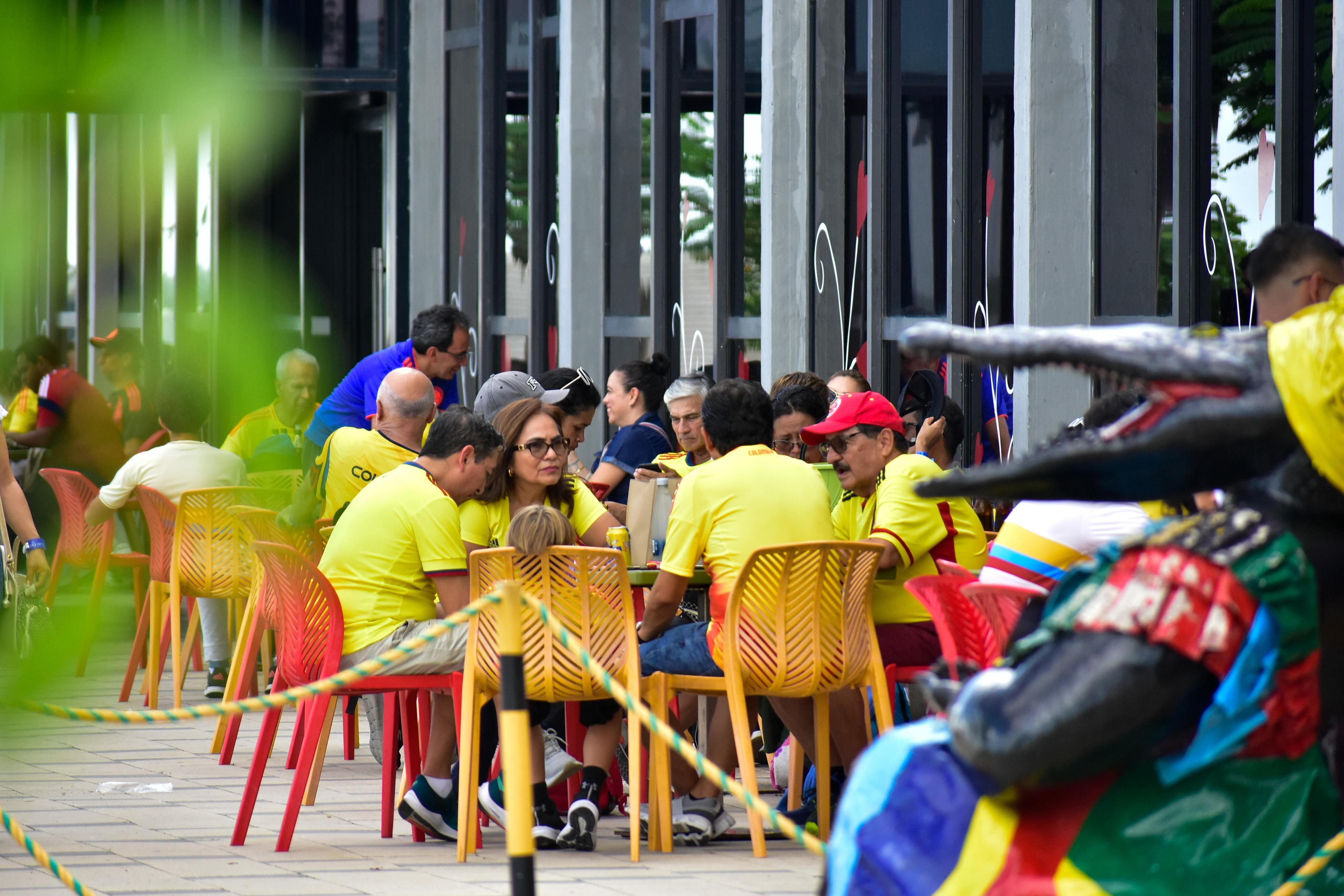 Hinchas de la Selección Colombia en el Malecón del Río.