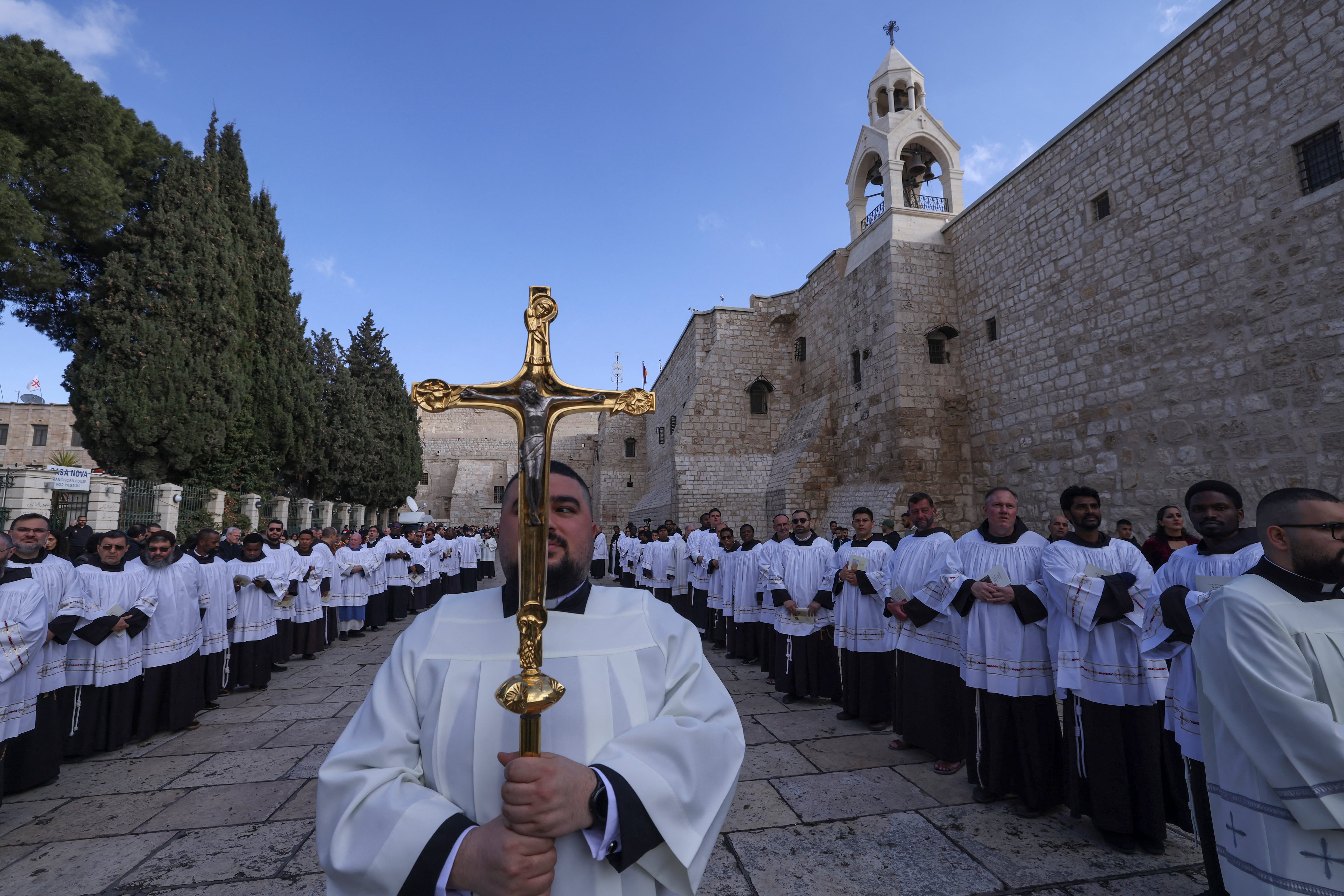 Miembros del clero participan en la procesión navideña anual encabezada por el Patriarca Latino de Jerusalén