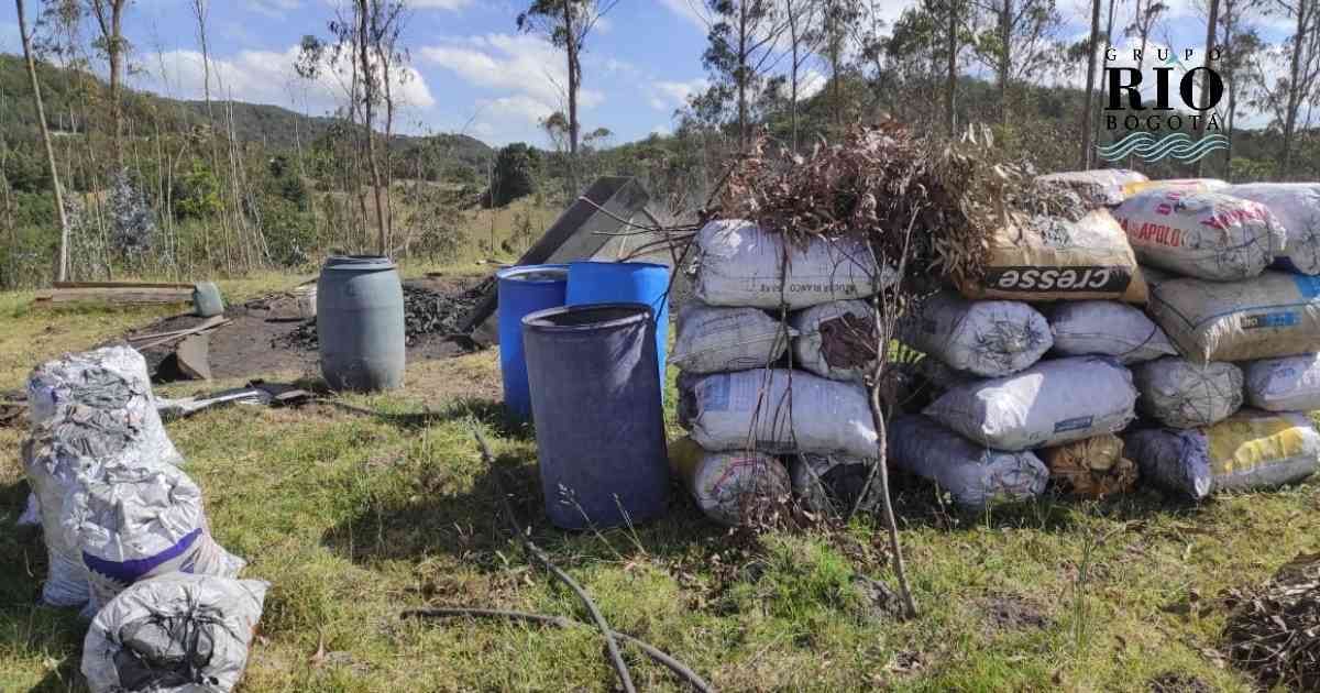 La Policía Nacional, en medio del operativo, capturó a las dos personas involucradas, las cuales están a “disposición de las autoridades competentes para responder por el presunto daño a los recursos naturales”. Foto: CAR.