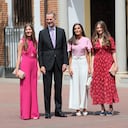 (I-D) La Infanta Sofía, el Rey Felipe, la Reina Letizia y la Princesa Leonor posan a su llegada a la parroquia de la Asunción de Nuestra Señora, a 25 de mayo de 2023, en Madrid (España).
FAMOSOS;CASA REAL;CONFIRMACIÓN
Raúl Terrel / Europa Press
25/5/2023