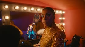 “Llueve sobre Babel’ es según su misma directora como “una fantasía queer, tropical y trópico punk”, la cinta está basada libremente en el Infierno de Dante.