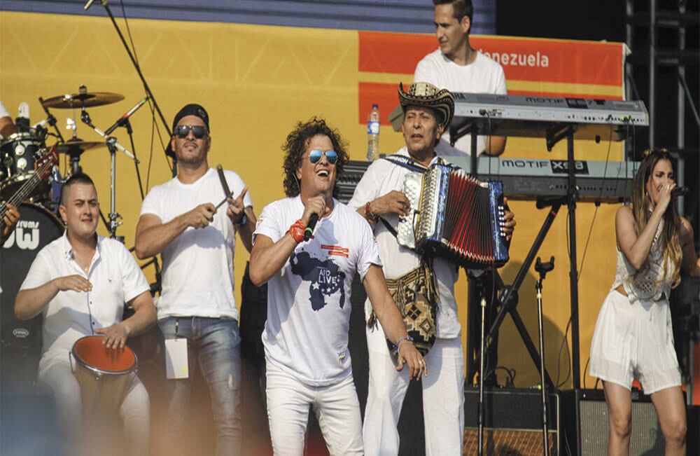Los colombianos Carlos Vives, Maluma y Silvestre Dangond despertaron el entusiasmo de la multitud y sus presentaciones fueron puntos altos en el concierto.