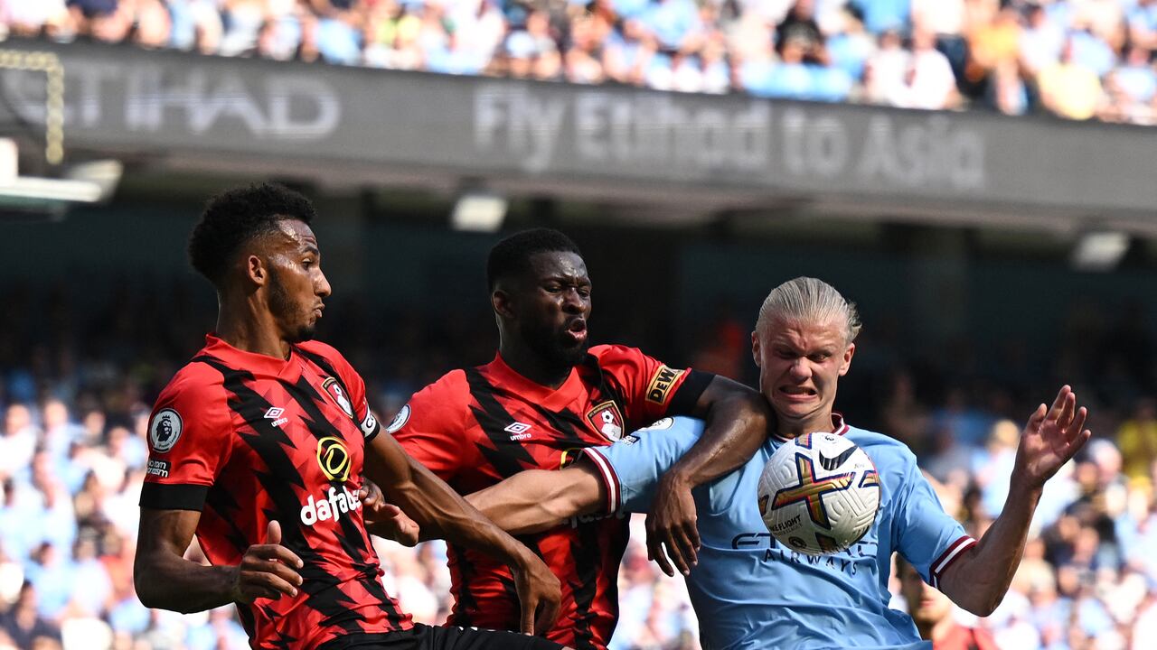 Jefferson Lerma, disputando un balón con el delantero noruego Erling Haaland.