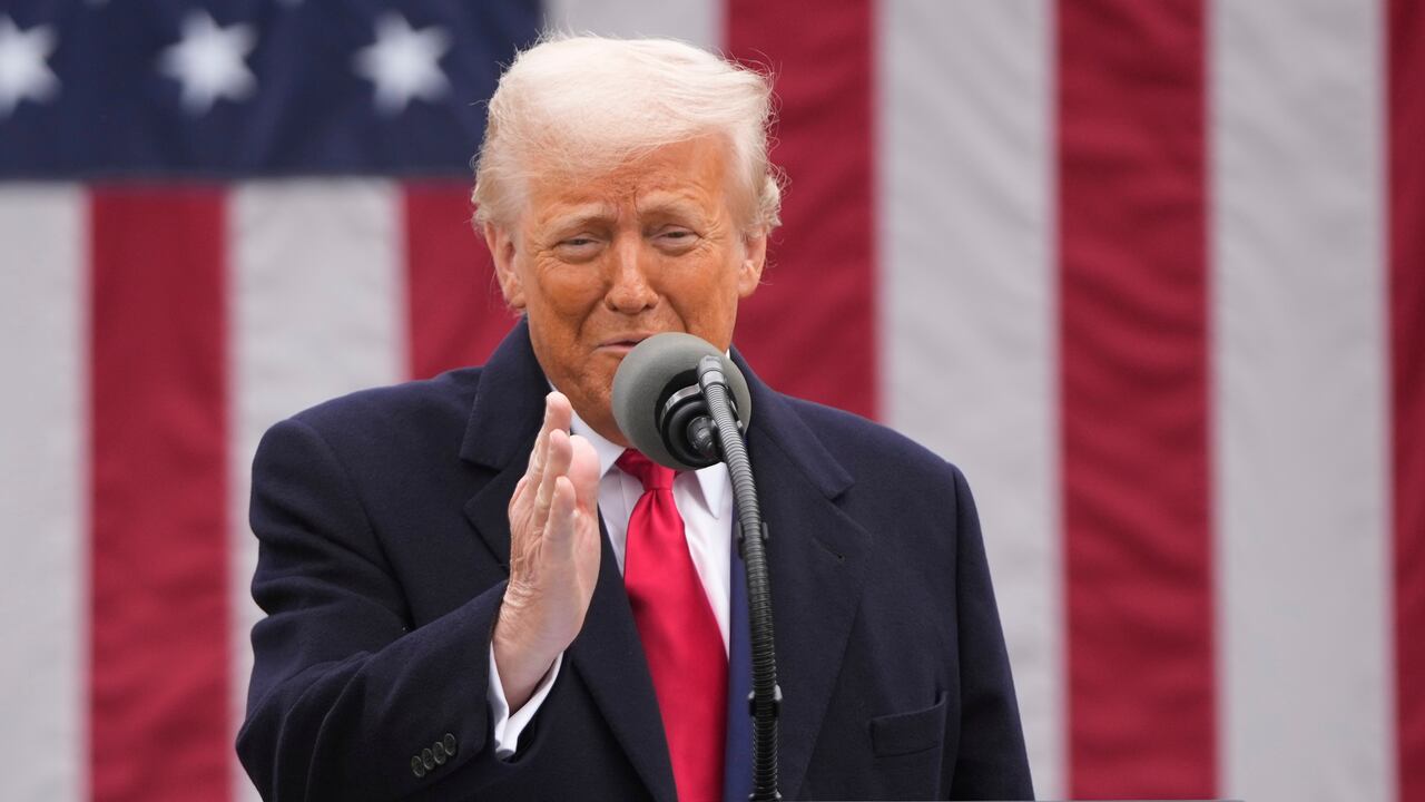 El presidente volvió a arremeter contra una decisión de sus antecesores y firmó una extraña orden ejecutiva.