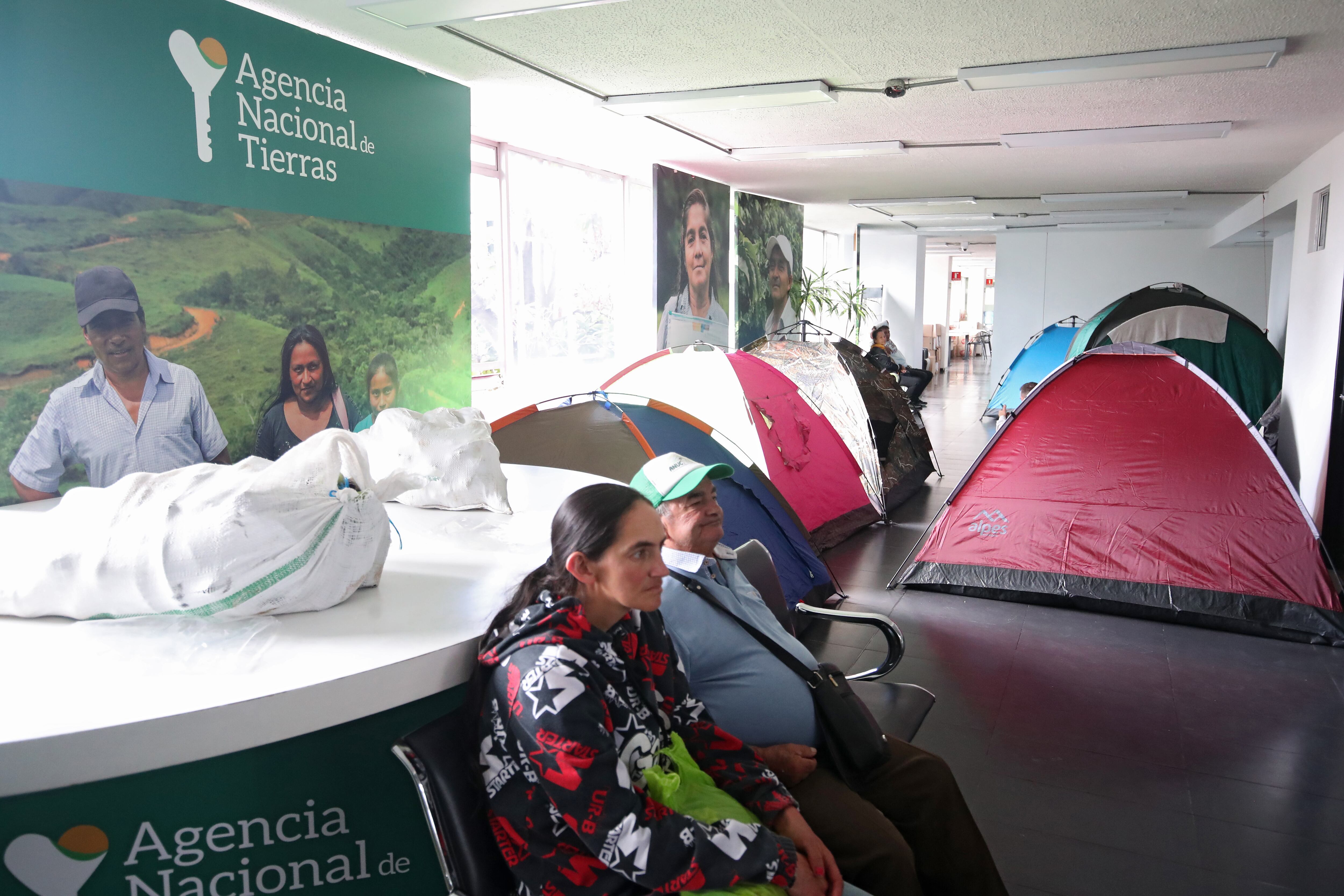 Campesinos de diversos departamentos de  la Anuc y Baluarte Campesino se tomaron la sede principal Agencia Nacional de Tierras  en el CAN en Bogotá y a otras oficinas territoriales para exigirle al gobierno que  cumpla con sus promesas con los cultivadores del país.
Bogota julio 8 del 2024
Foto Guillermo Torres Reina / Semana