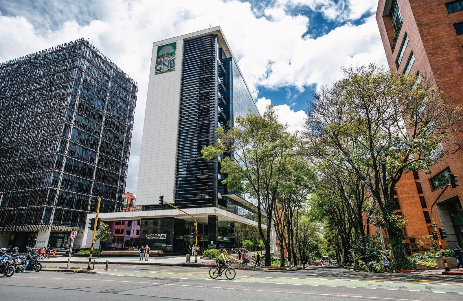 En Bogotá, la sede del Banco GNB Sudameris está certificada como LEED ORO gracias a su construcción amigable con el medioambiente.