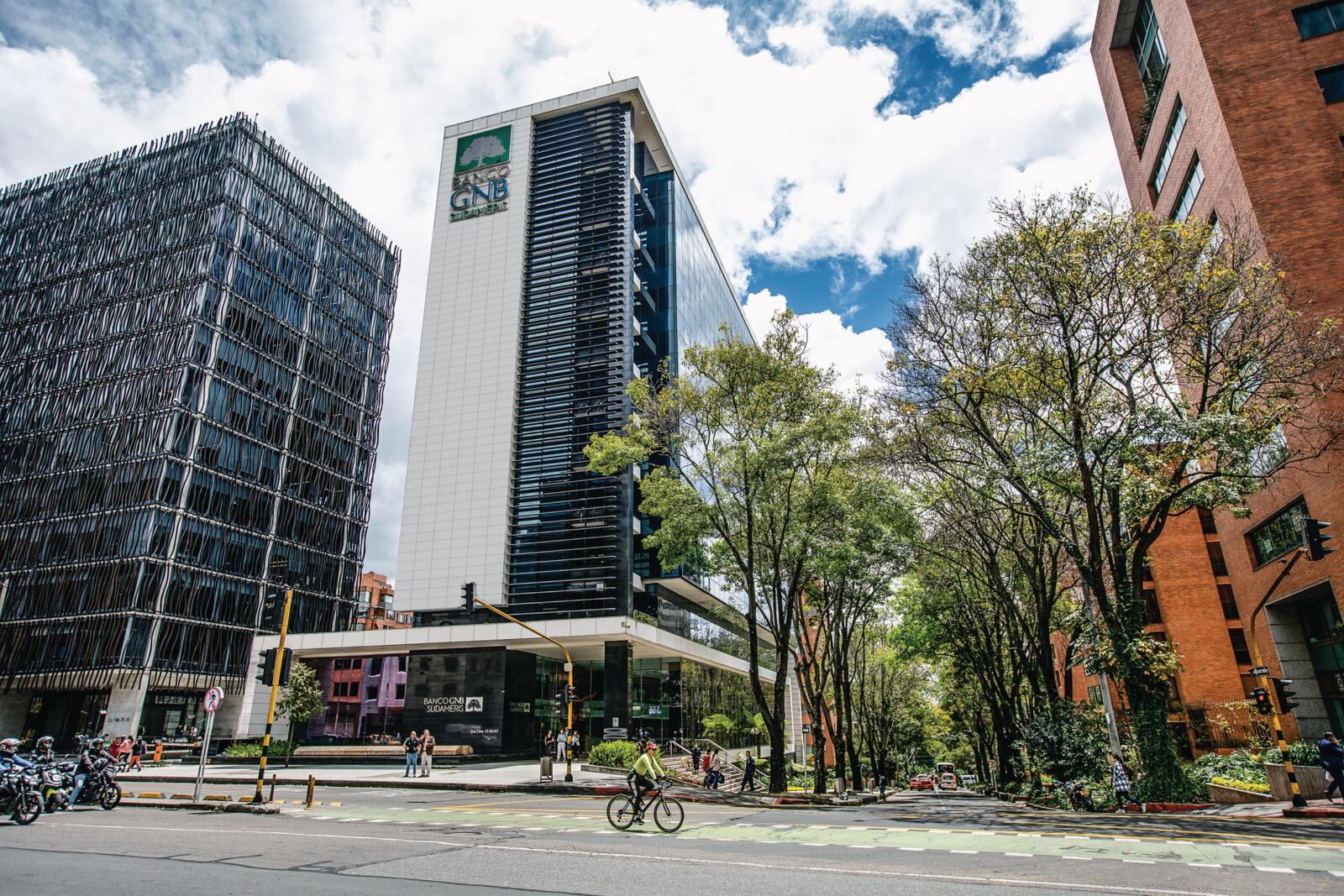 En Bogotá, la sede del Banco GNB Sudameris está certificada como LEED ORO gracias a su construcción amigable con el medioambiente.