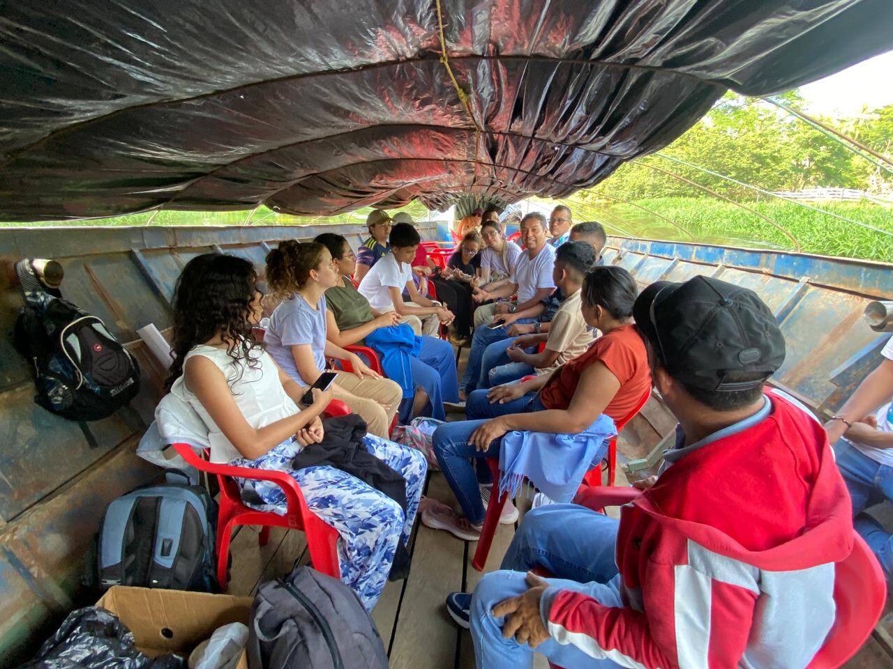 Jairo Rafael Castro Acosta ha convertido su aula en un bastión de esperanza. Él mismo exniño desplazado, eligió la docencia para romper ciclos de abandono. En la Institución Educativa San Marcos, imparte STEM y Matemáticas, pero su verdadero legado es la Pedagogía Anfibia y la iniciativa Agroanfibia.