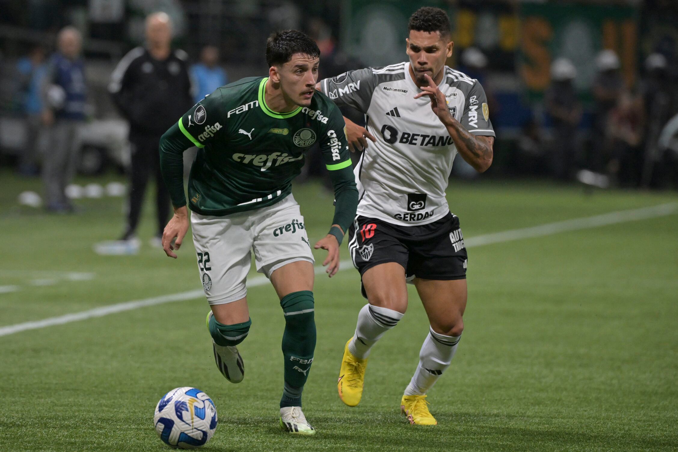Palmeiras' Uruguayan defender Joaquin Piquerez (L) and Atletico Mineiro's forward Paulinho fight for the ball during the Copa Libertadores round of 16 second leg football match between Brazil's Palmeiras and Brazil's Atletico Mineiro, at the Allianz Parque stadium in Sao Paulo, Brazil, on August 9, 2023. (Photo by NELSON ALMEIDA / AFP)