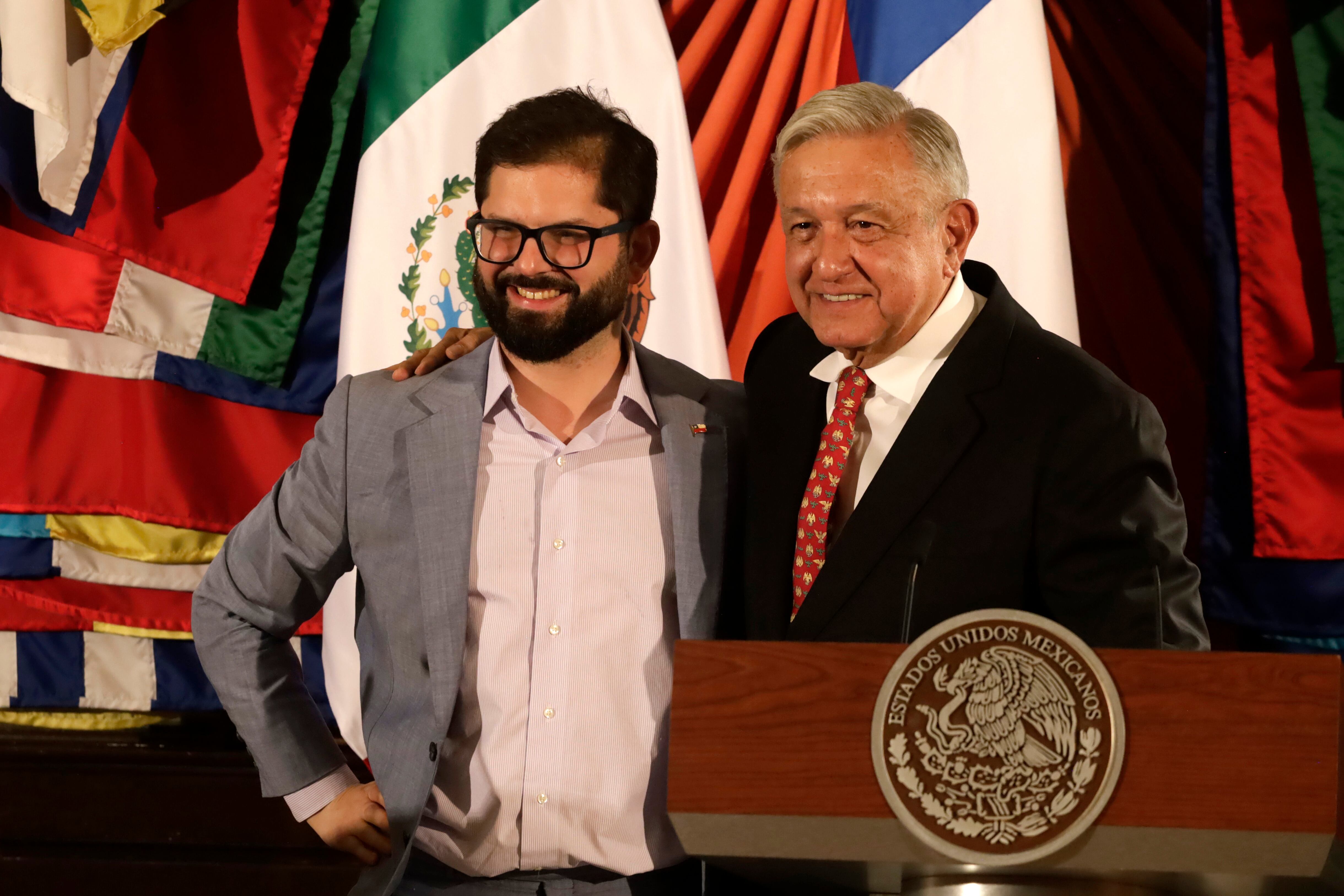 El presidente de Chile, Gabriel Boric, y el presidente de México, Andrés Manuel López Obrador, hablan durante una reunión informativa como parte de la visita de trabajo de Borics a México, en el Palacio Nacional el 23 de noviembre de 2022 en Ciudad de México, México.