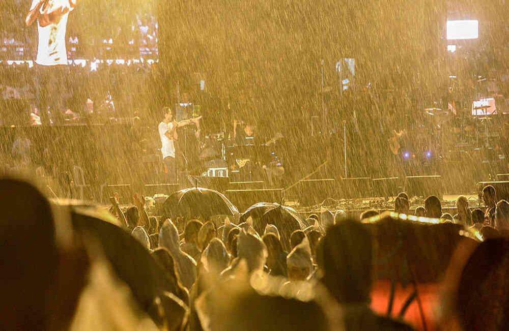 Marc Anthony canta en medio de un fuerte aguacero y al amanecer del domingo 29 de abril de 2017, en el Parque de la Leyenda Vallenata en Valledupar, durante el 50 Festival de la Leyenda Vallenata que al celebrarse el medio siglo de su creación rinde homenaje a sus fundadores Consuelo Araújo Noguera, Rafael Escalona y Alfonso López Michelsen. Foto: Carlos Julio Martínez / Enviado Especial de Semana 