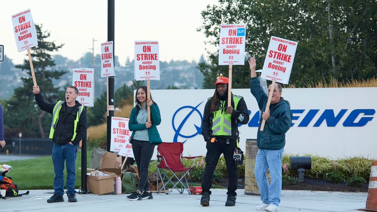 Los miembros del Sindicato de Maquinistas de Boeing desde la izquierda, Brent Roberts, Ha Nguyen, Myles Simms y Rich Russell, saludan al tráfico que pasa mientras están en el piquete en la planta de ensamblaje de Renton, el viernes 13 de septiembre de 2024, en Renton, Washington (Foto AP) /John Froschauer)