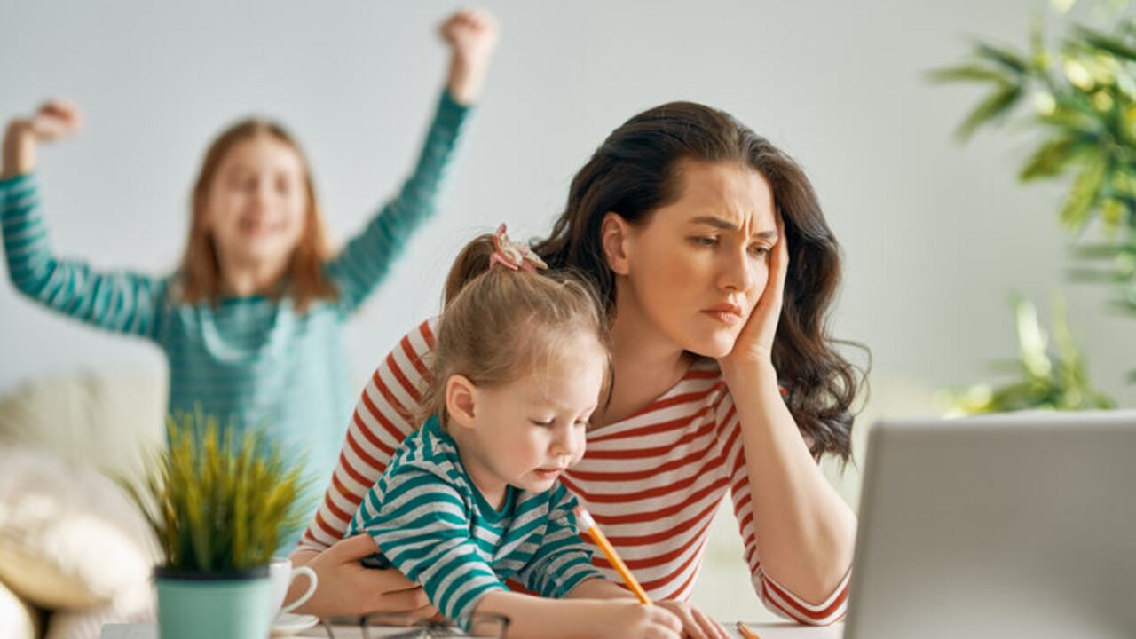 Según los datos, el 76 por ciento de las madres con niños menores de 10 años dicen que el cuidado de los hijos es uno de sus tres principales desafíos durante la pandemia.