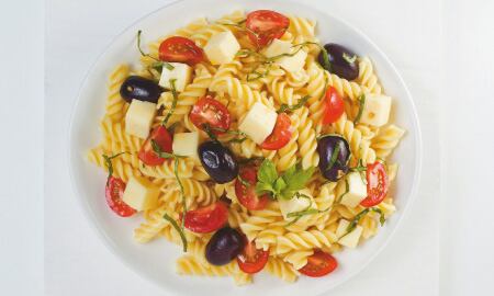 Aceitunas negras, tomate cherry, albahaca y cubos de mozarela.