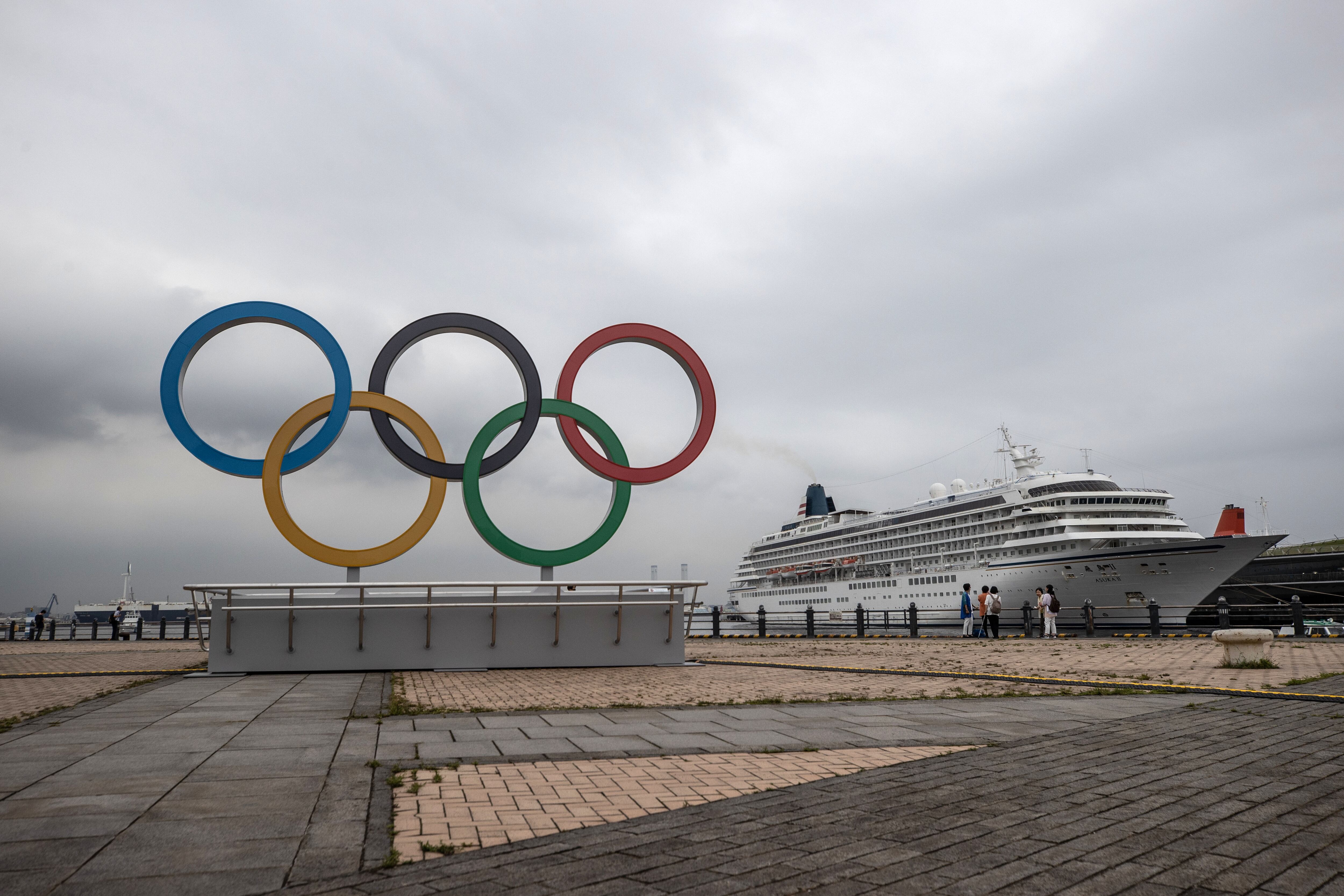 YOKOHAMA, JAPÓN - 30 DE JUNIO: Los Anillos Olímpicos se exhiben en el Parque Akarenga el 30 de junio de 2021 en Yokohama, Japón. A menos de un mes del inicio de los Juegos Olímpicos de Tokio, se están realizando los preparativos finales para las sedes a pesar de la preocupación constante sobre la viabilidad de celebrar el evento durante la pandemia mundial de coronavirus. (Foto de Takashi Aoyama / Getty Images)