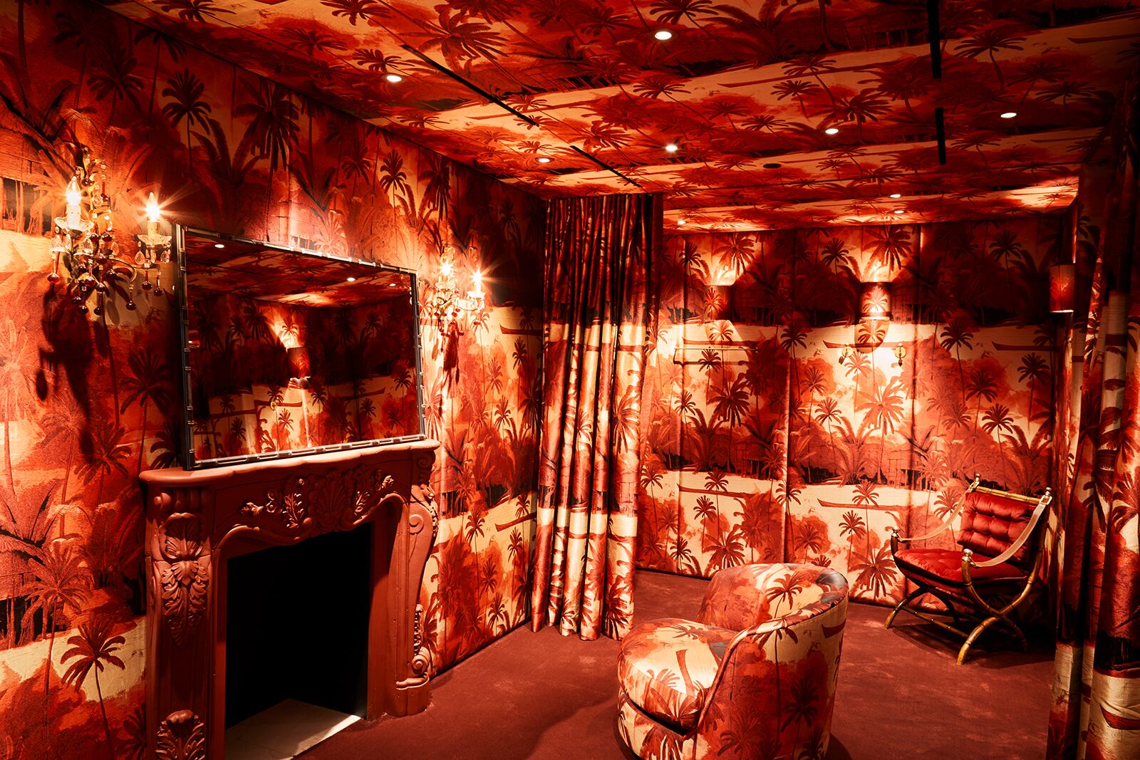 El diseño del lugar se caracteriza por la presencia de palmeras.