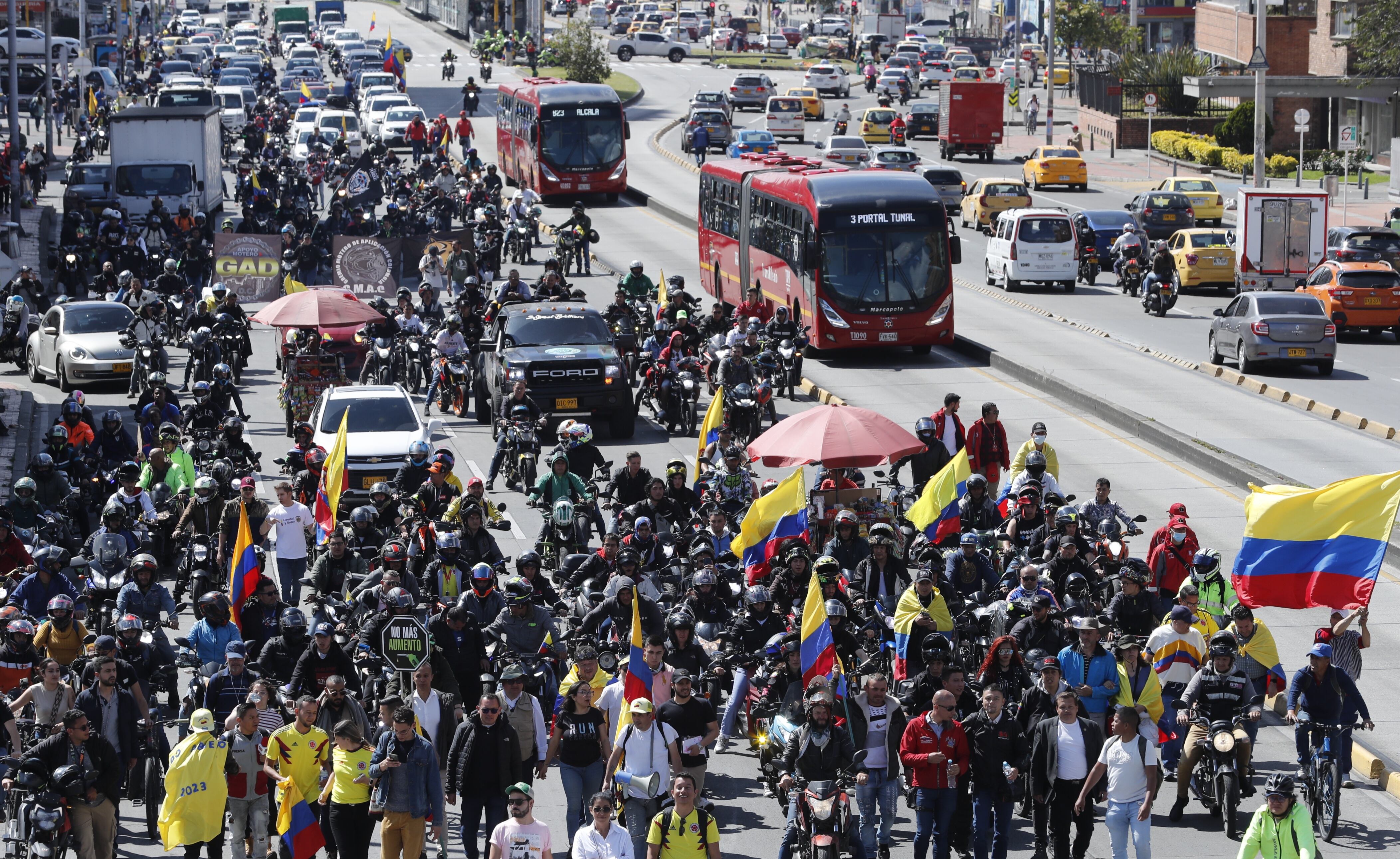 Marcha en contra del gobierno Petro, alza en la gasolina. Motos