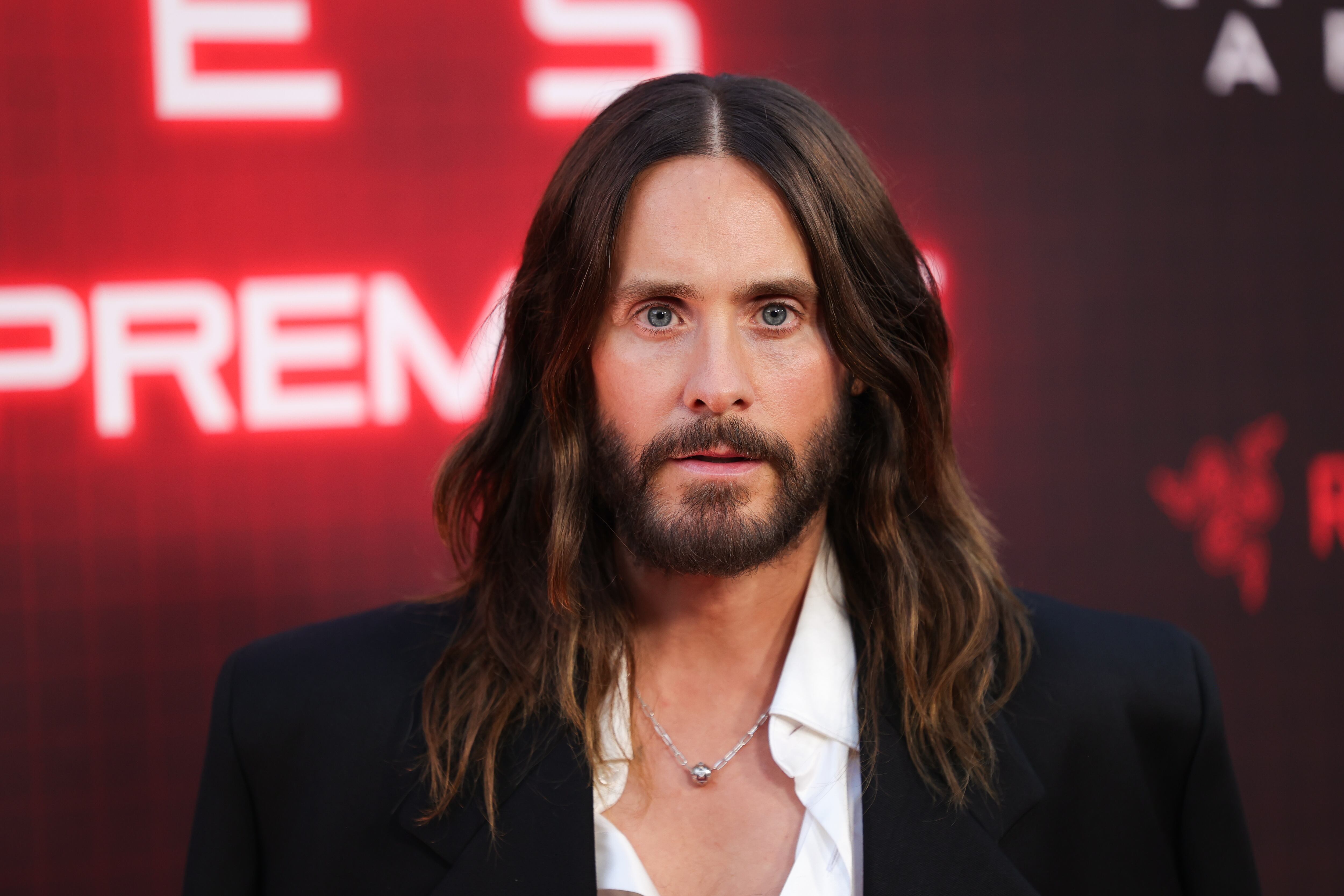 Además de actor, Jared Leto consolidó su carrera como vocalista y fundador de la banda de rock alternativo Thirty Seconds to Mars.