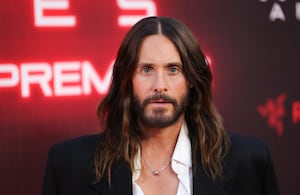 Además de actor, Jared Leto consolidó su carrera como vocalista y fundador de la banda de rock alternativo Thirty Seconds to Mars.