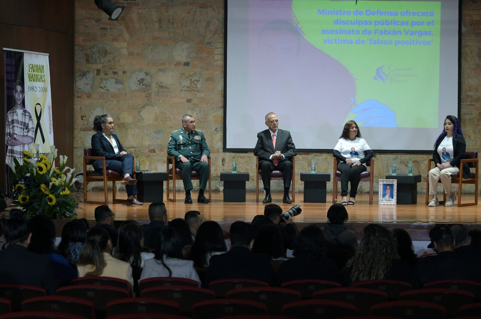 El ministro de la Defensa, Iván Velásquez y el comandante del Ejército, el general Luis Ospina, ofrecieron perdón por el falso positivo de Alix Fabián Vargas, un joven humilde de Boyacá.