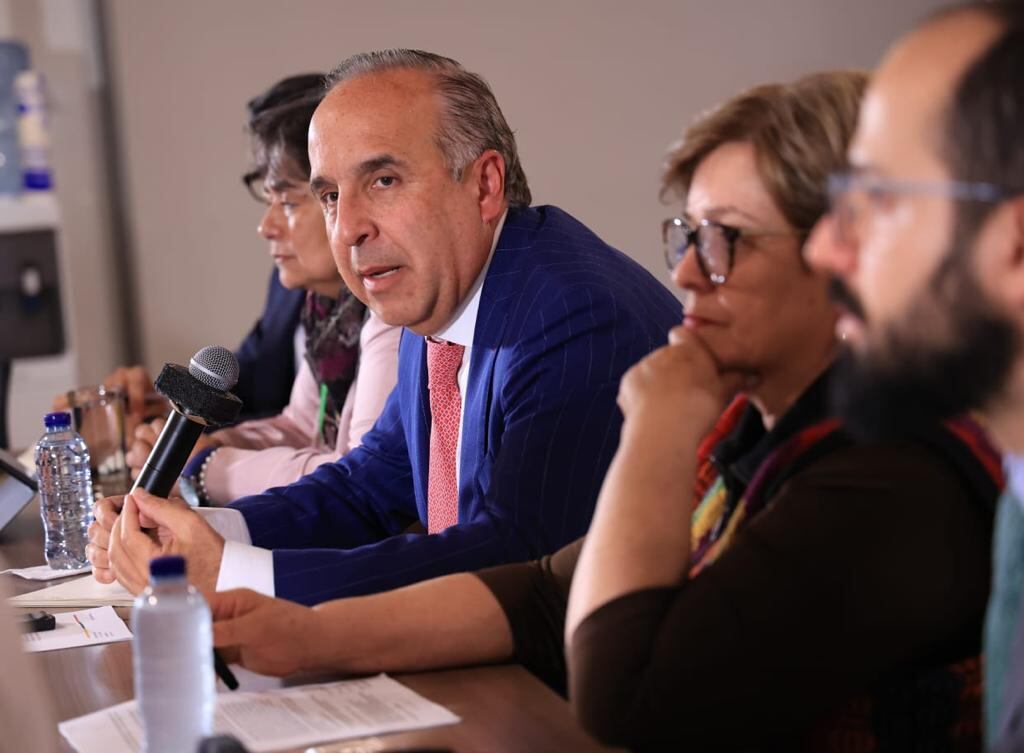 Guillermo Reyes, Ministro de Transporte, junto con la ministra de Trabajo, Gloria Ramírez y demás funcionarios del Gobierno, en reunión con voceros de las apps de movilidad y gremios del transporte público.