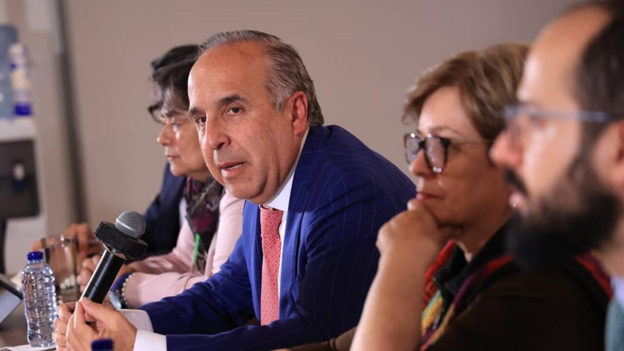 Guillermo Reyes, Ministro de Transporte, junto con la ministra de Trabajo, Gloria Ramírez y demás funcionarios del Gobierno, en reunión con voceros de las apps de movilidad y gremios del transporte público.