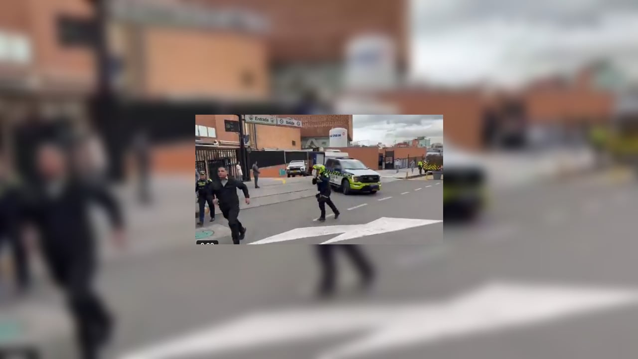 La salida del cuerpo del senador y precandidato presidencial Miguel Uribe Turbay, de la Fundación Santa Fe, rumbo a Medicina Legal, en Bogotá