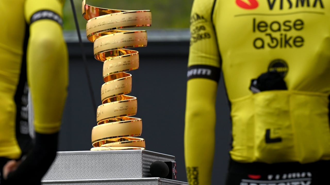 Este es el Trofeo Senza Fine, premio que se entrega al campeón del Giro de Italia.