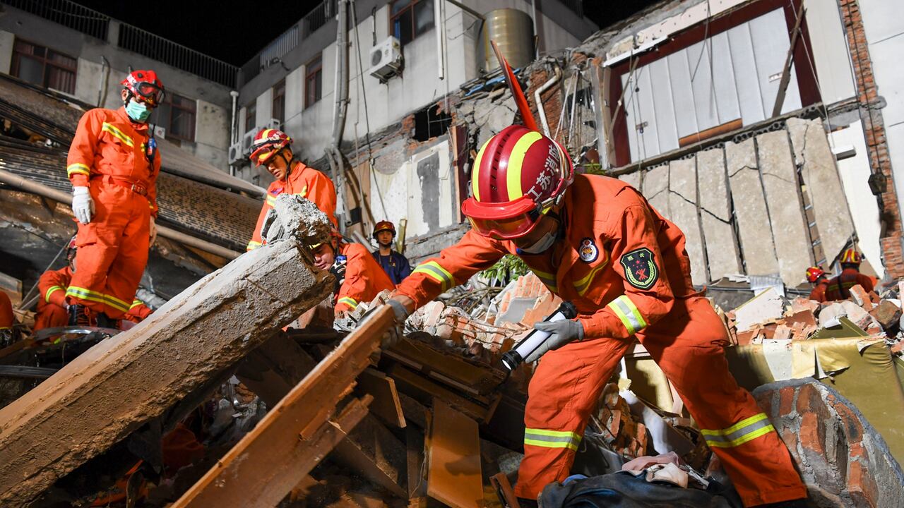 Socorristas trabajan para tratar de hallar sobrevivientes.