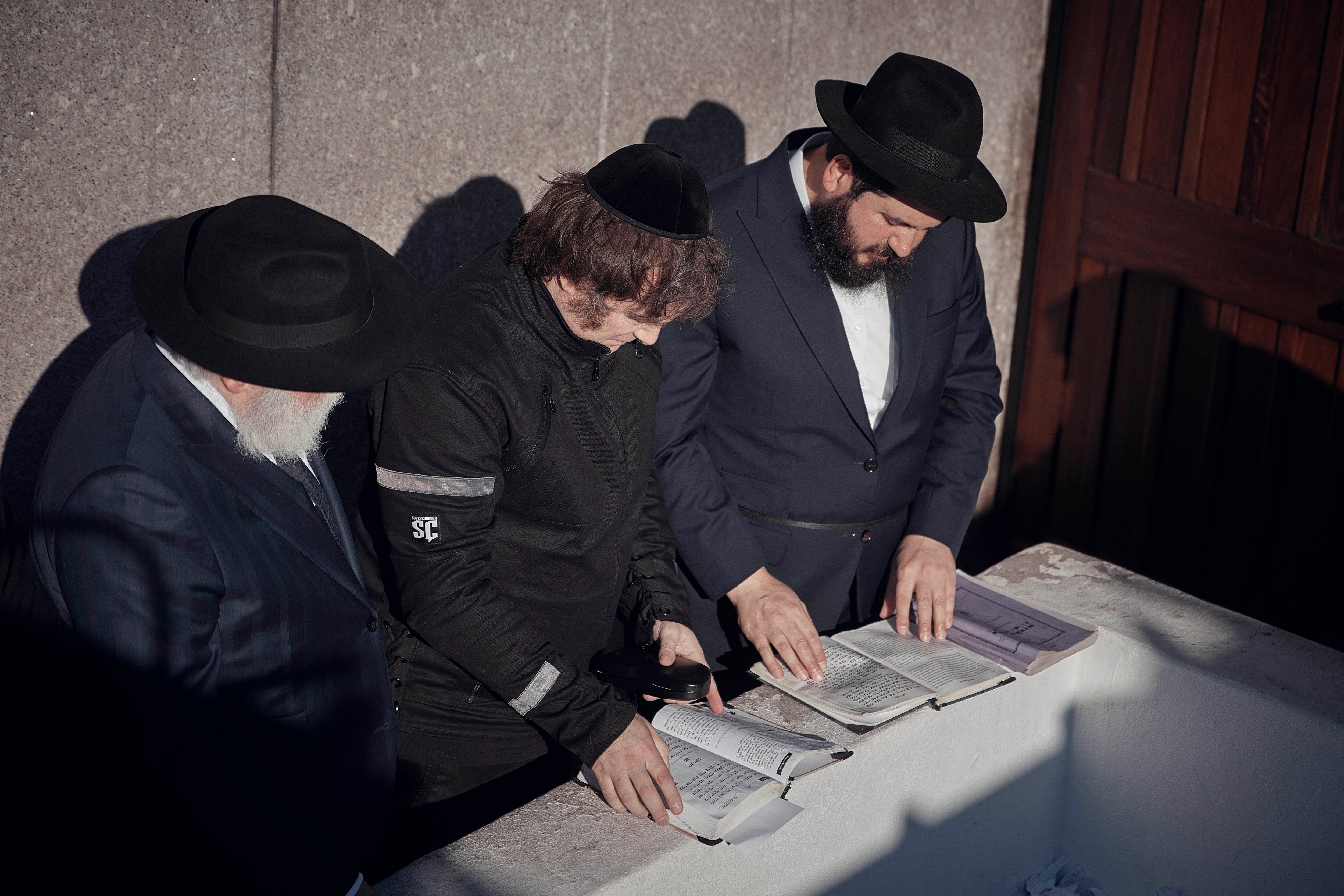 El libertario Milei ganó contundentemente el balotaje presidencial del 19 de noviembre. Es un economista que admira al expresidente estadounidense Donald Trump y ha hecho un llamado para realizar recortes significativos de gastos como una solución para reducir la desbordada inflación en Argentina, que actualmente se encuentra en una tasa anual del 143%. También quiere reemplazar el peso con el dólar estadounidense como moneda nacional.