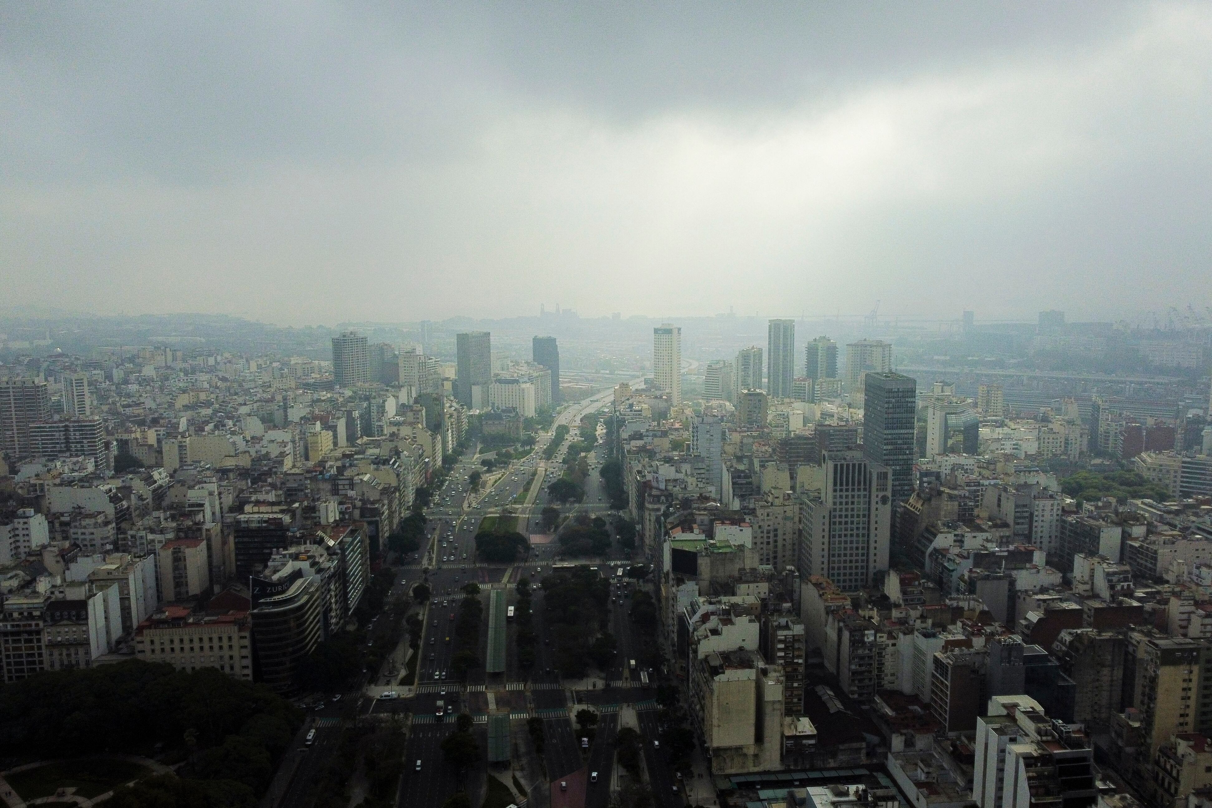Vista aérea de la avenida 9 de Julio durante un día de niebla en Buenos Aires , producto de un incendio en Uruguay