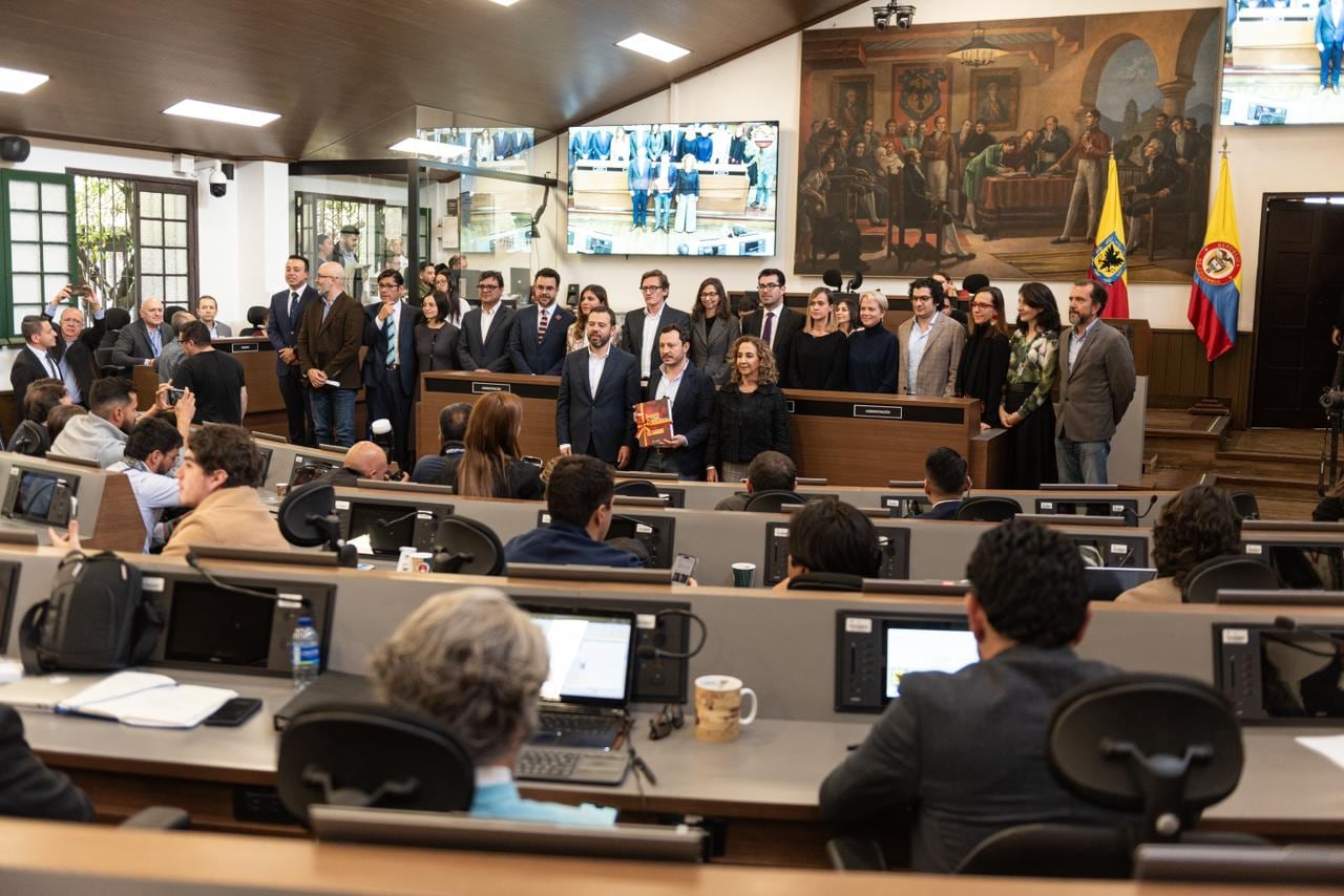 El alcalde Carlos Fernando Galán entregó al presidente del Concejo, Juan Javier Baena, el Plan de Desarrollo Distrital para ser discutido en el Cabildo