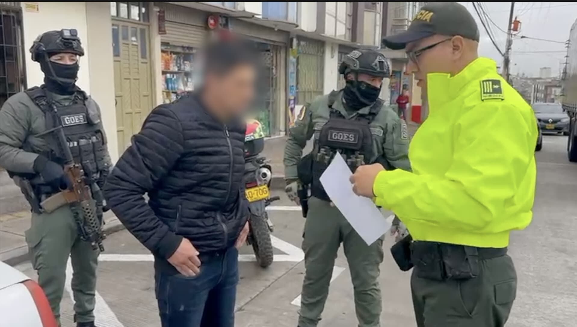 Policía lee los derechos de capturado de presunto integrante de red de explosivista de las disidencias de las Farc.