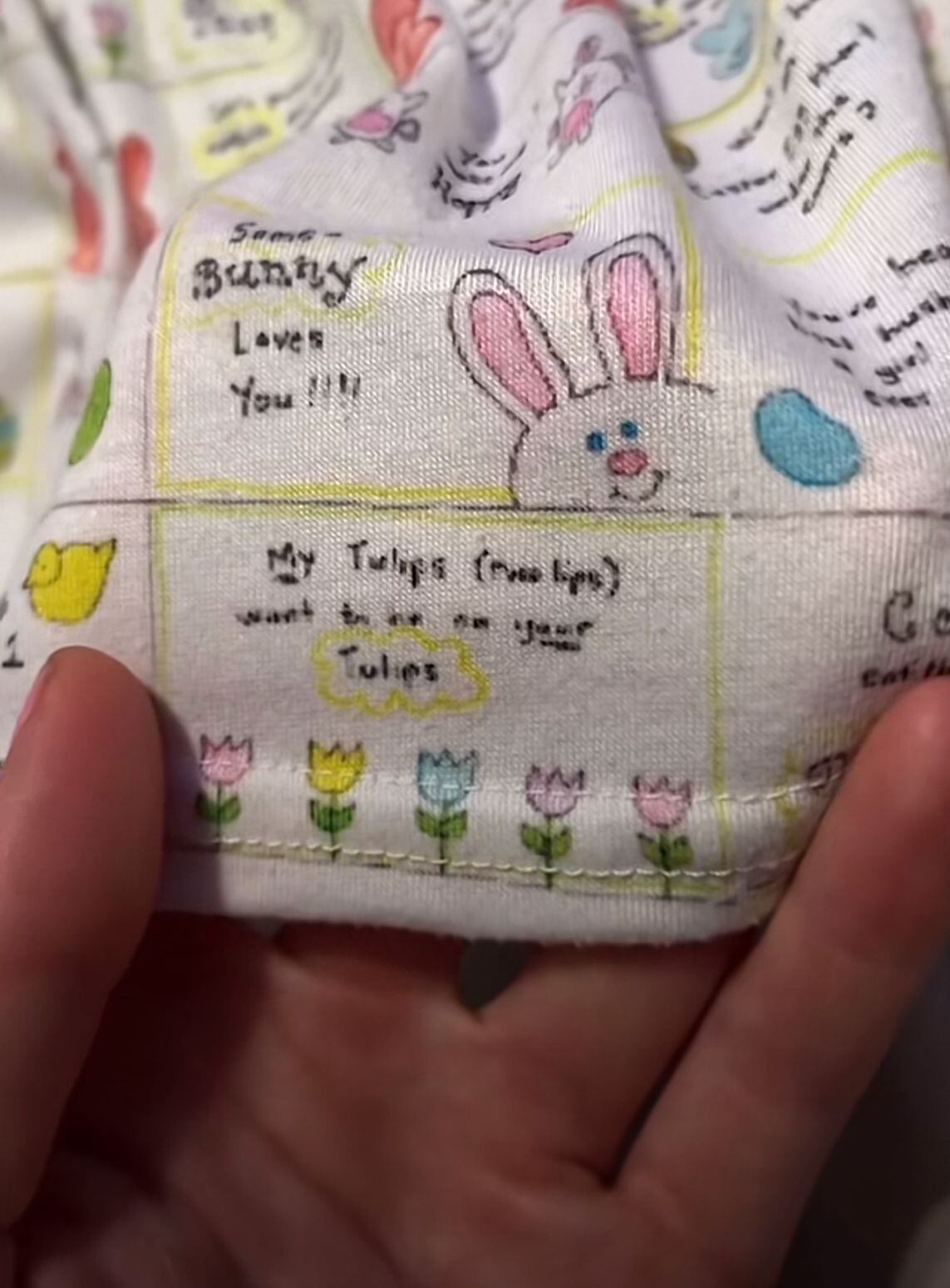 Una madre lanzó una advertencia a los padres: “Miren cuidadosamente la ropa de sus hijos antes de comprarla”