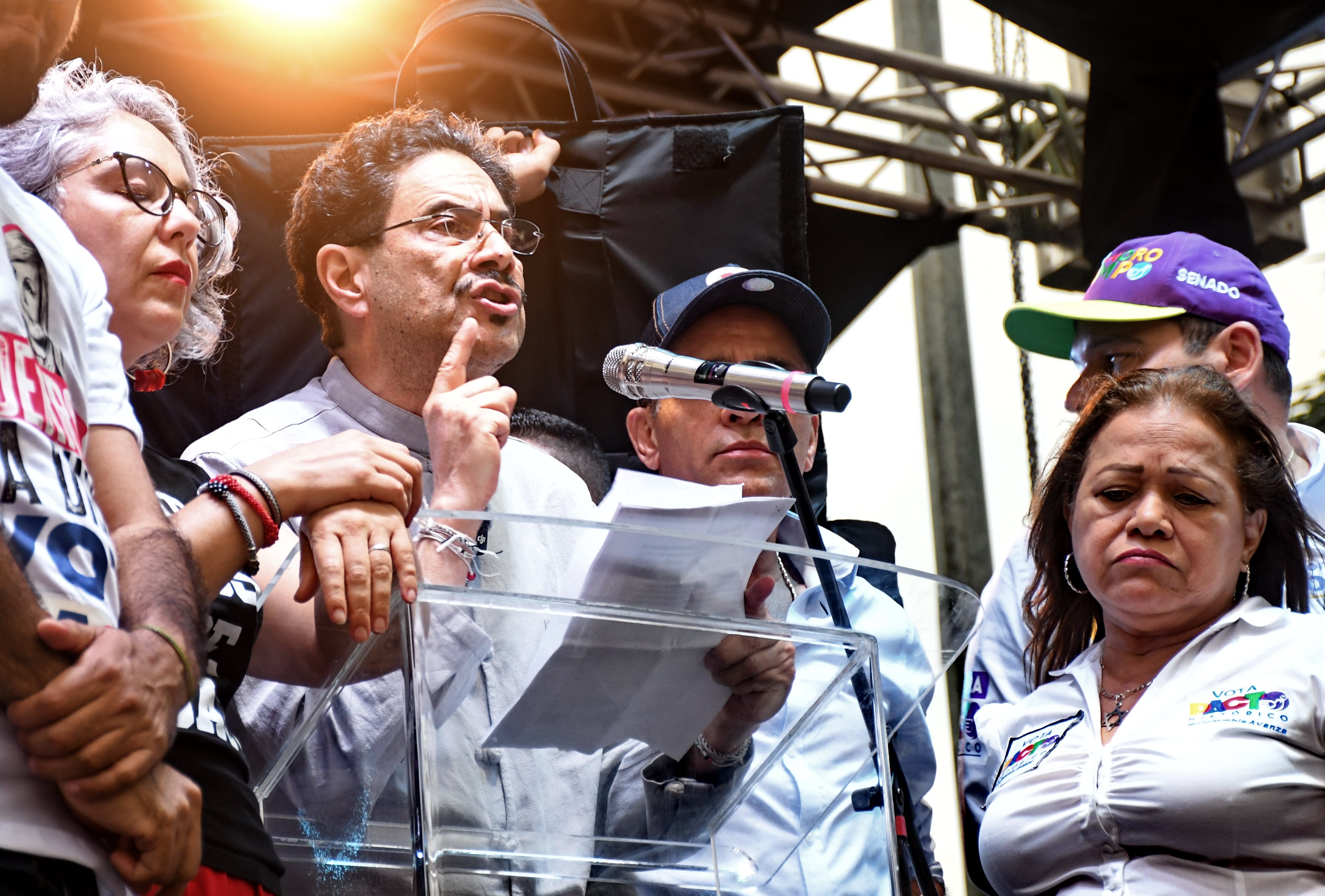 Ivan Cepeda en campaña presidencial, parque de las banderas, Cali.