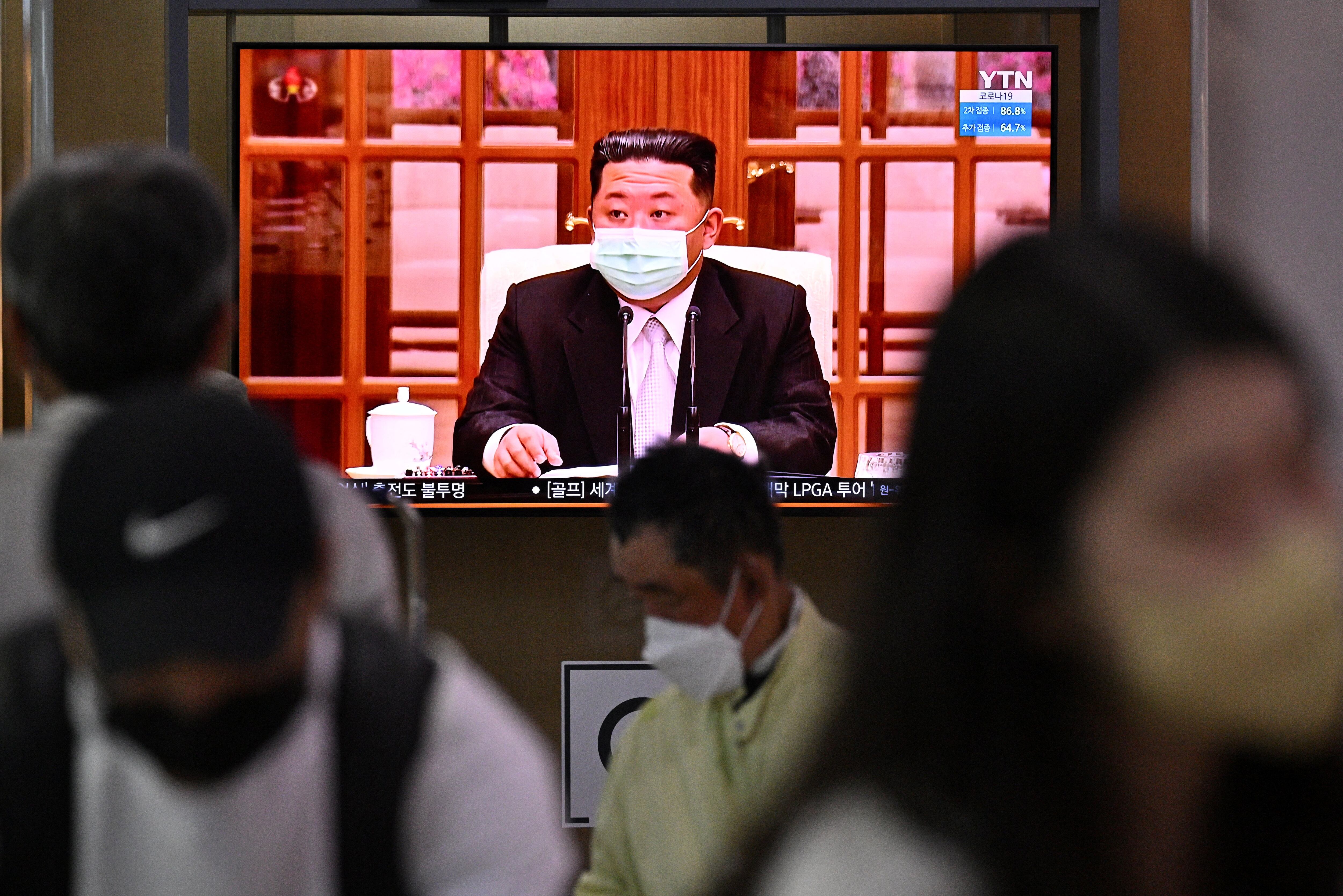 Kim Jong Un, públicamente por primera vez con mascarilla  (Photo by Anthony WALLACE / AFP)
