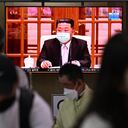 Kim Jong Un, públicamente por primera vez con mascarilla (Photo by Anthony WALLACE / AFP)