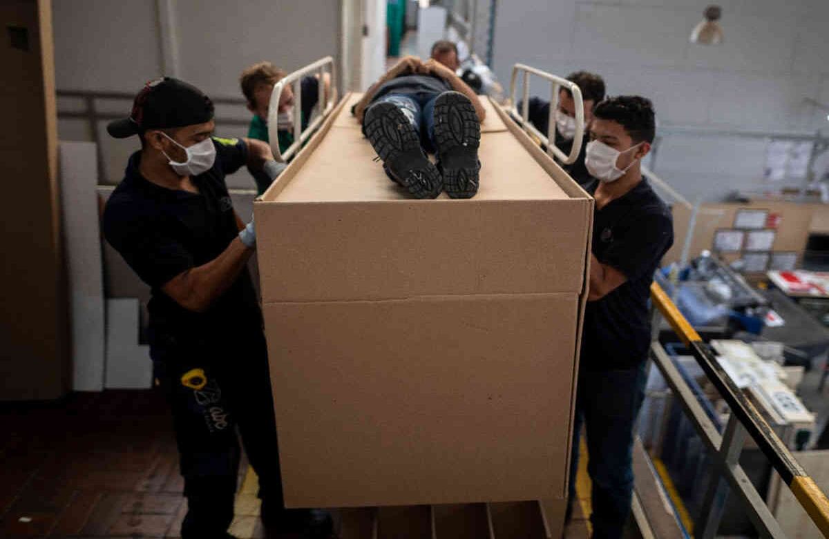 La cama también cuenta con barandas metálicas y ruedas de freno que pueden ser utilizadas en otra cama, claro está, luego de pasar por un proceso de limpieza y desinfección. Foto: Esteban Vega La Rotta / SEMANA.