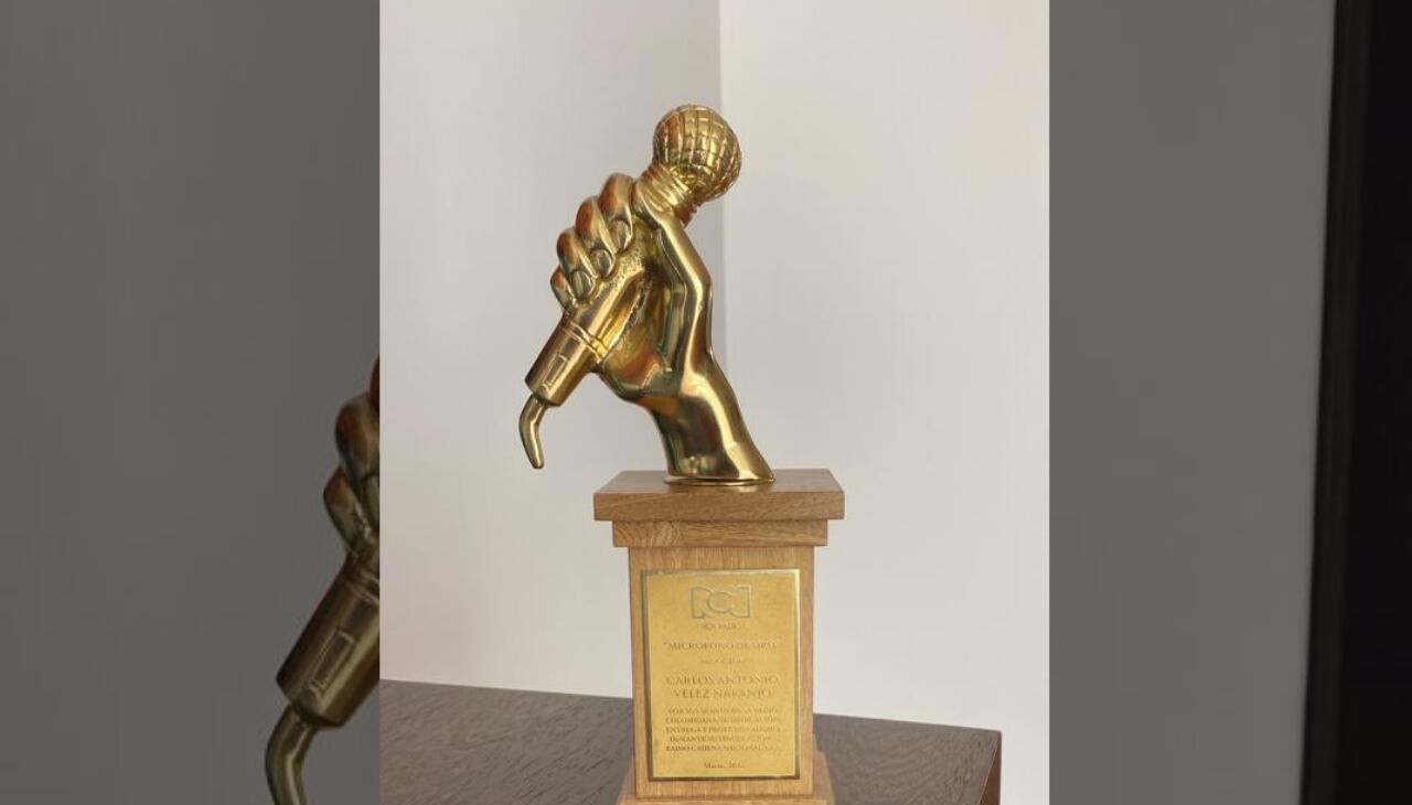 El 'Micrófono de Oro' que le entregó la junta directiva de RCN Radio por completar medio siglo en la labor de informar al país.