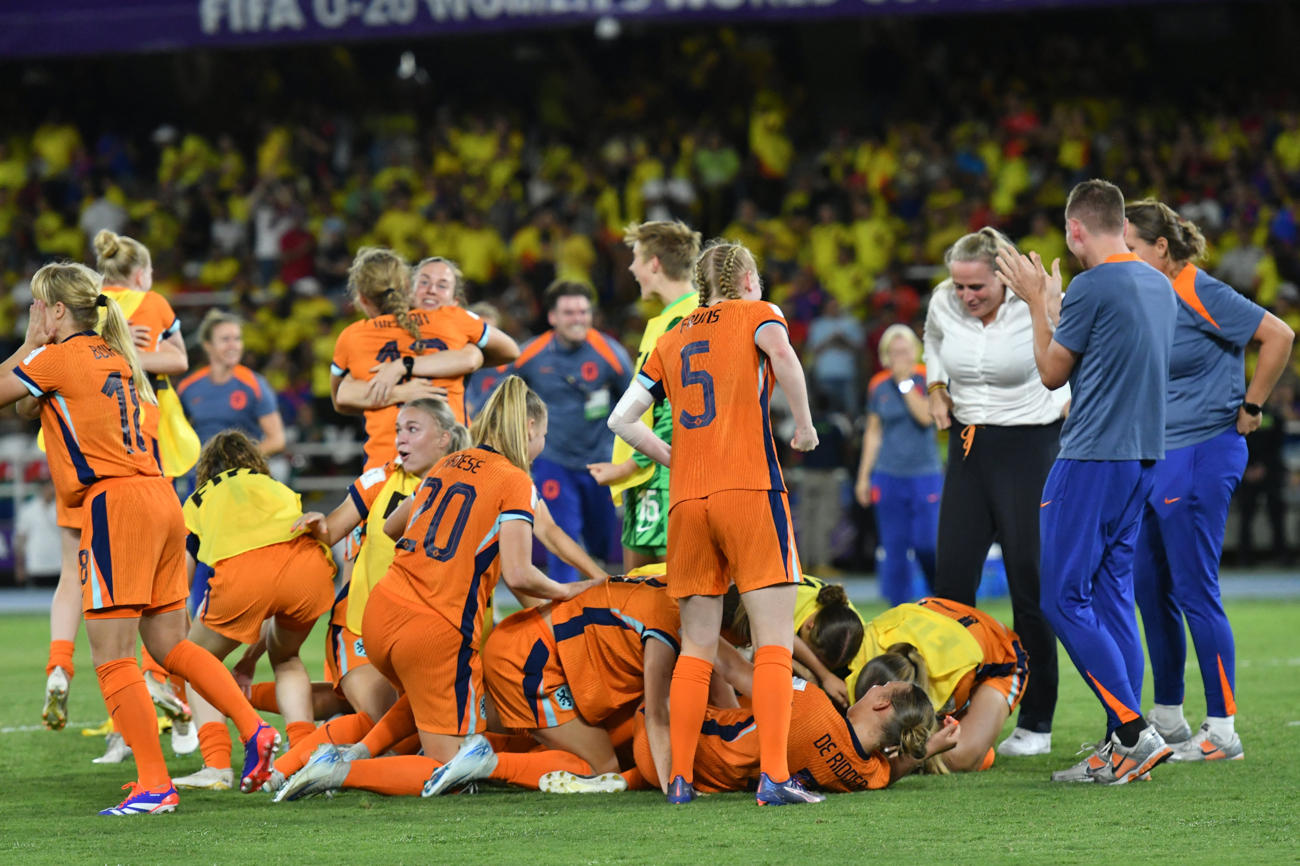 Netherlands players celebrate after winning in the penalty shootout during the 2024 FIFA U-20 Women's World Cup quarterfinal match between Netherlands and Colombia at the Pascual Guerrero stadium in Cali, Colombia, on September 15, 2024. (Photo by Nelson Rios / AFP)